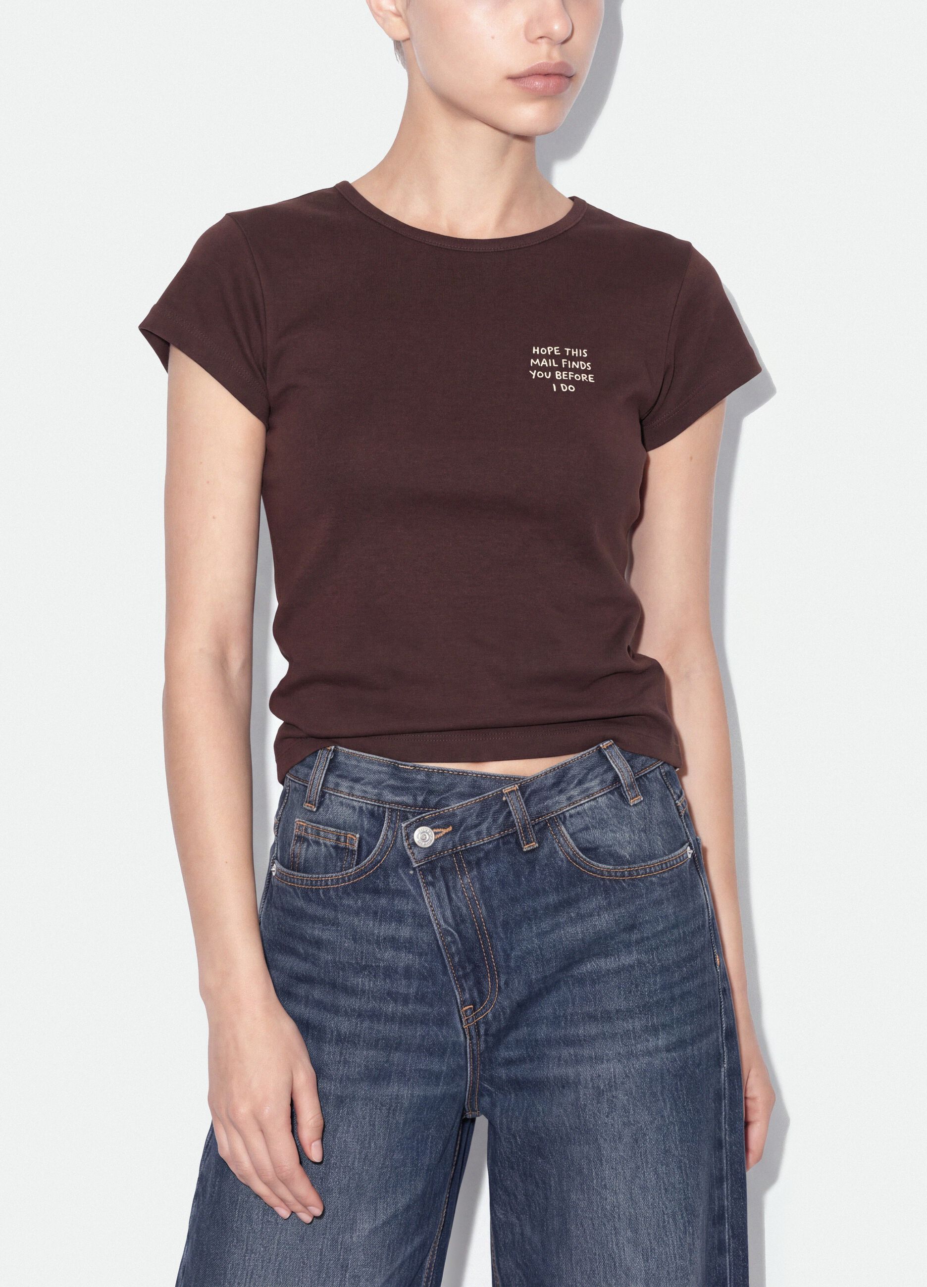T-shirt marrone in puro cotone a girocollo con scritta