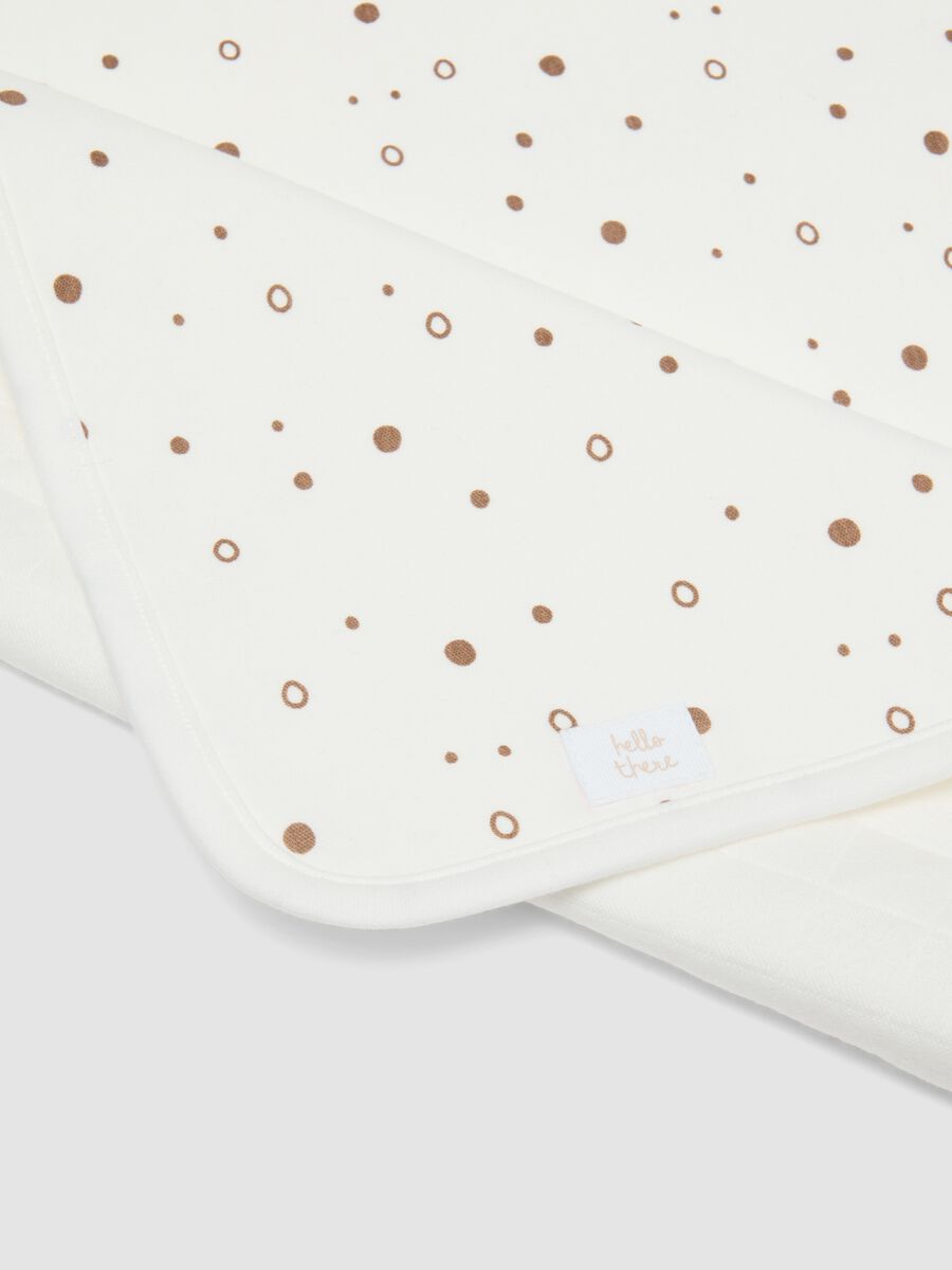White organic cotton blend baby blanket with polka dots_2