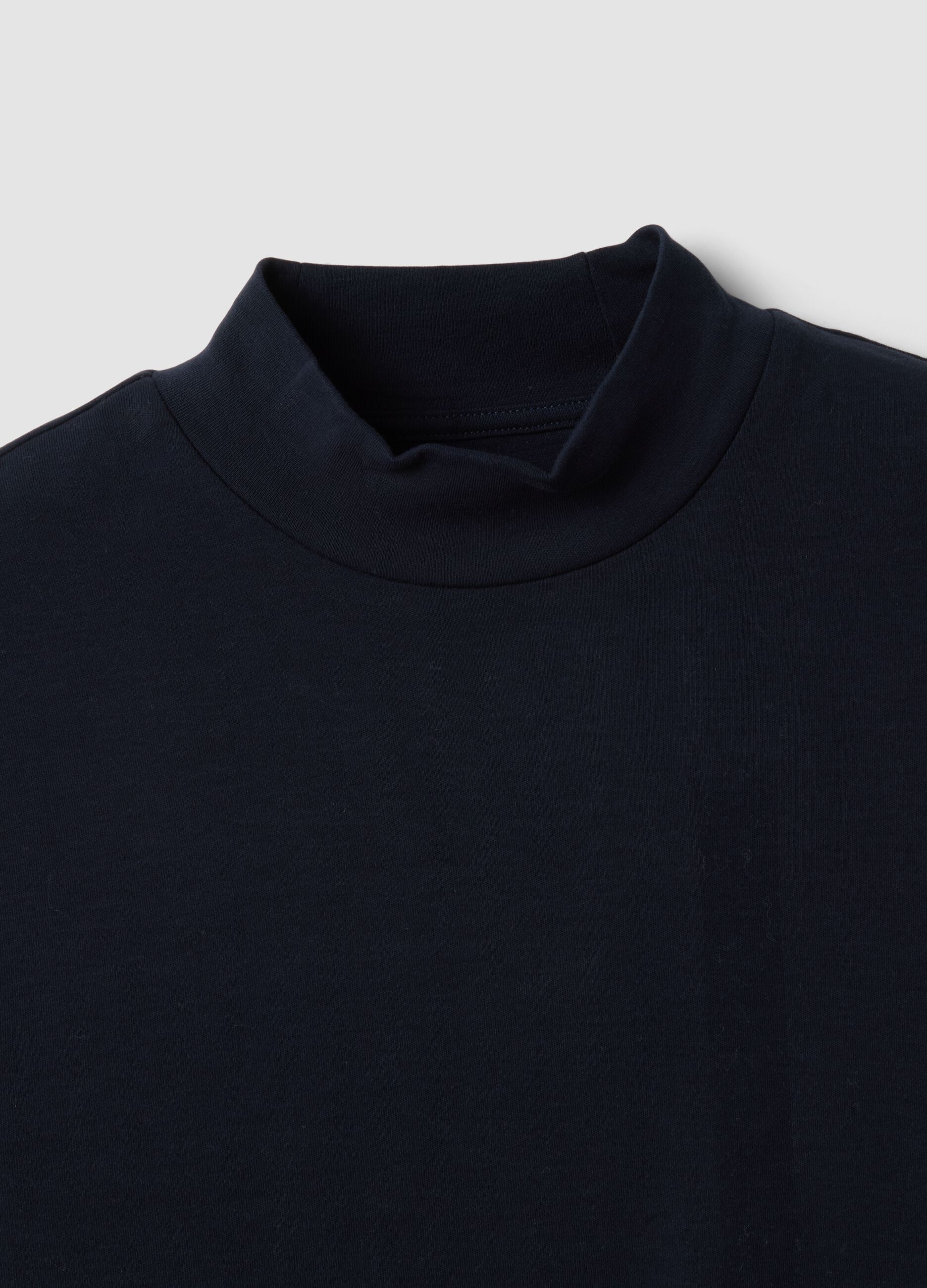 T-shirt blu in puro cotone con collo rialzato strutturato