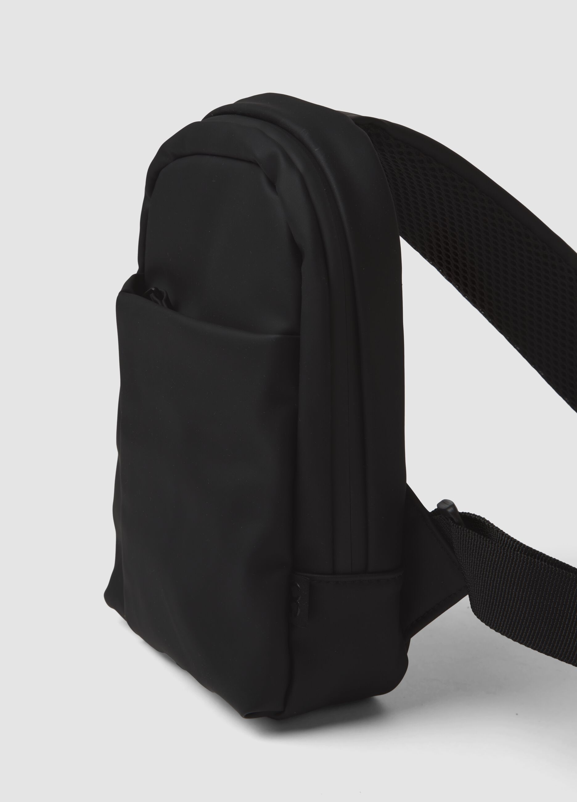 Borsa sportiva nera a tracolla con tasca frontale idrorepellente