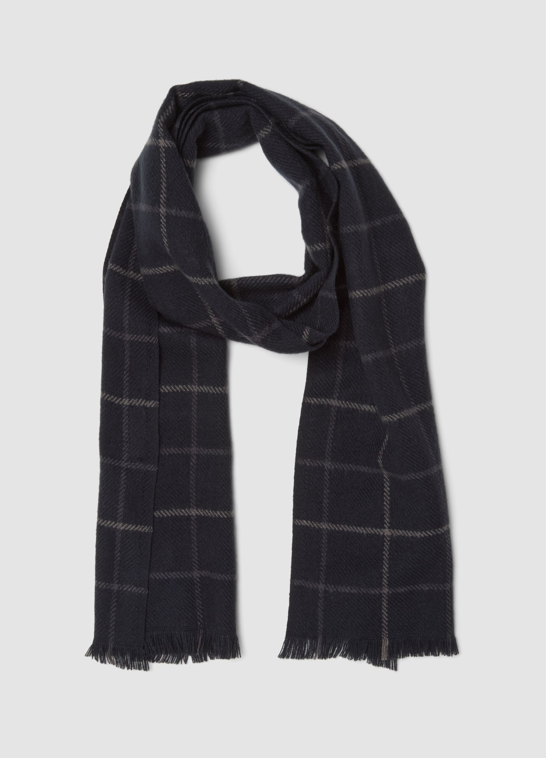 Sciarpa blu navy a quadri con frange