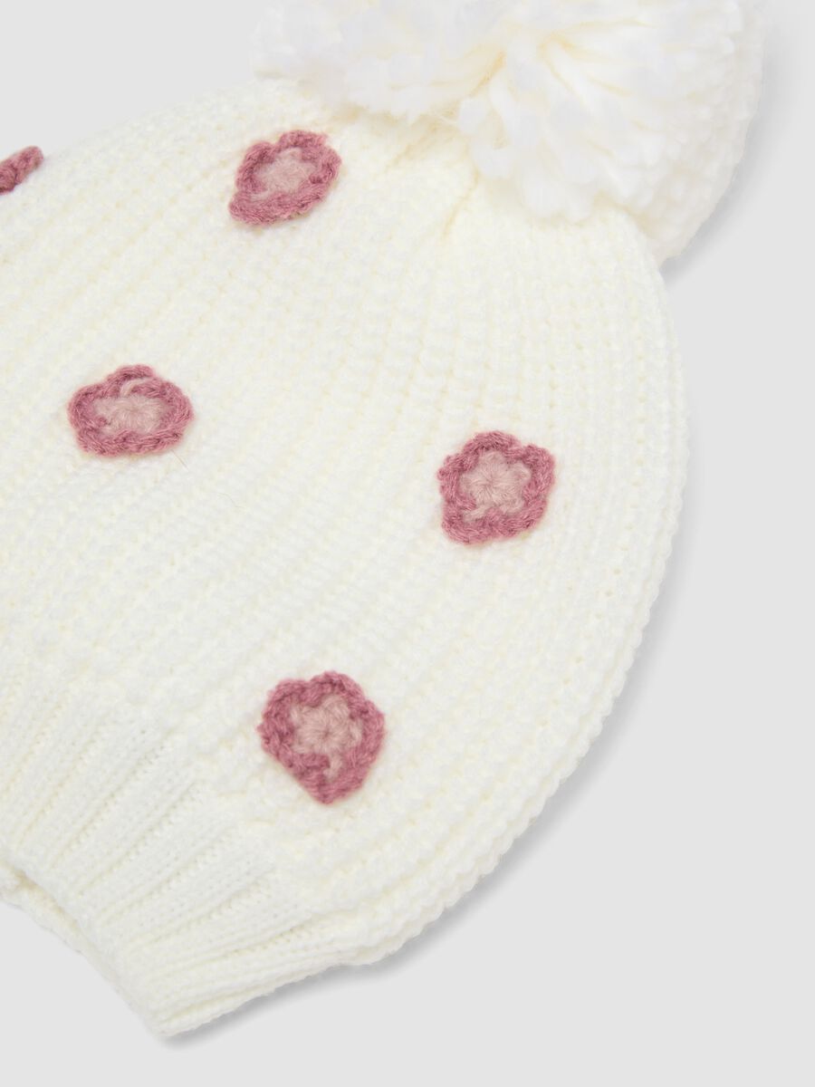 Off-white knitted hat with pompom and flowers_1