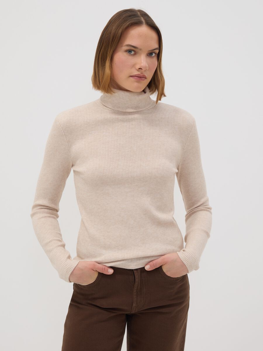 Maglia beige in misto viscosa a coste con girocollo_0