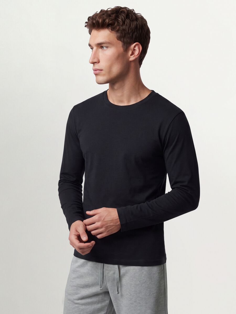 Black long-sleeve crew-neck T-shirt in 100% organic cotton_0