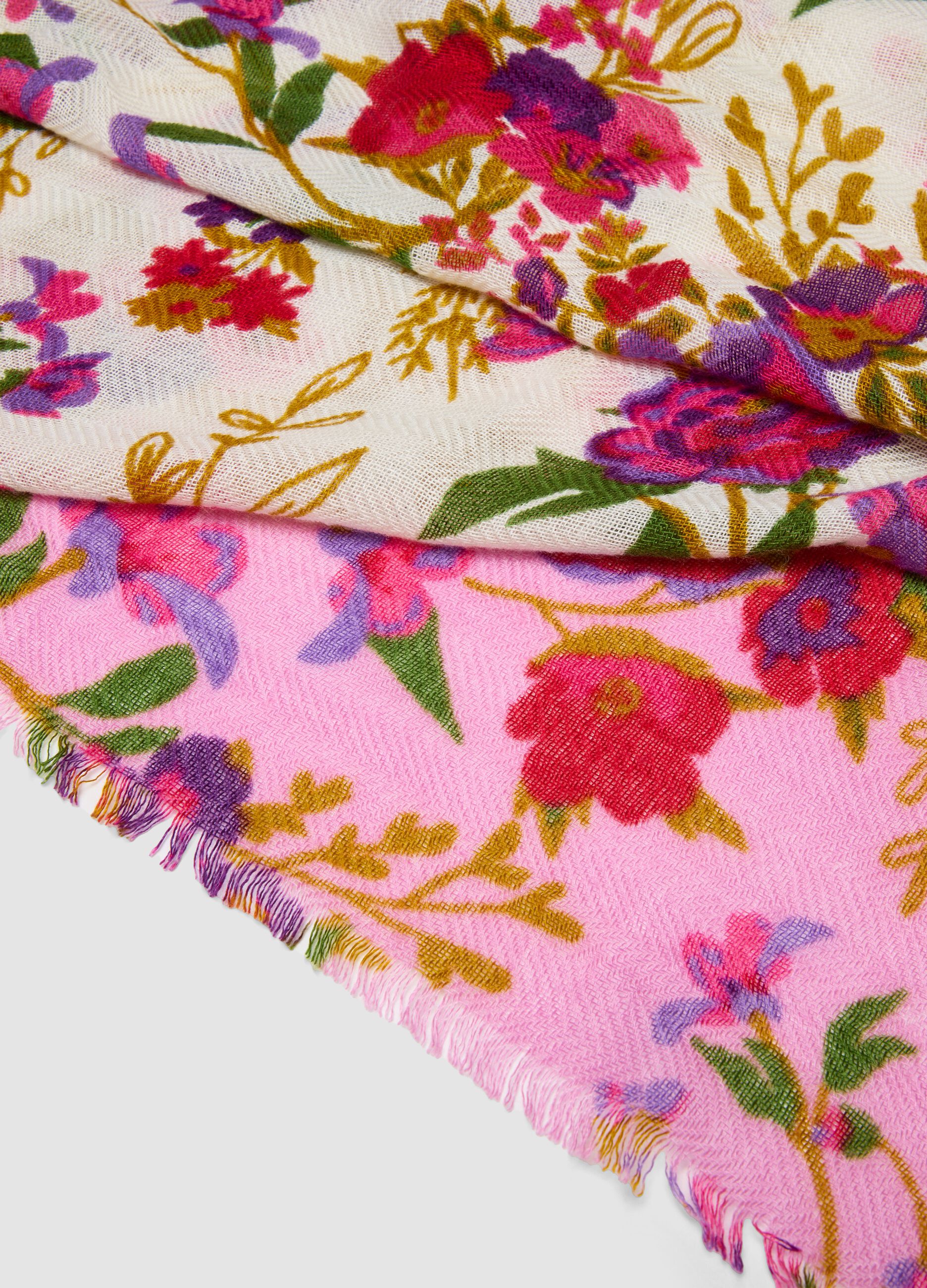 Foulard rosa in misto lana con fantasia floreale