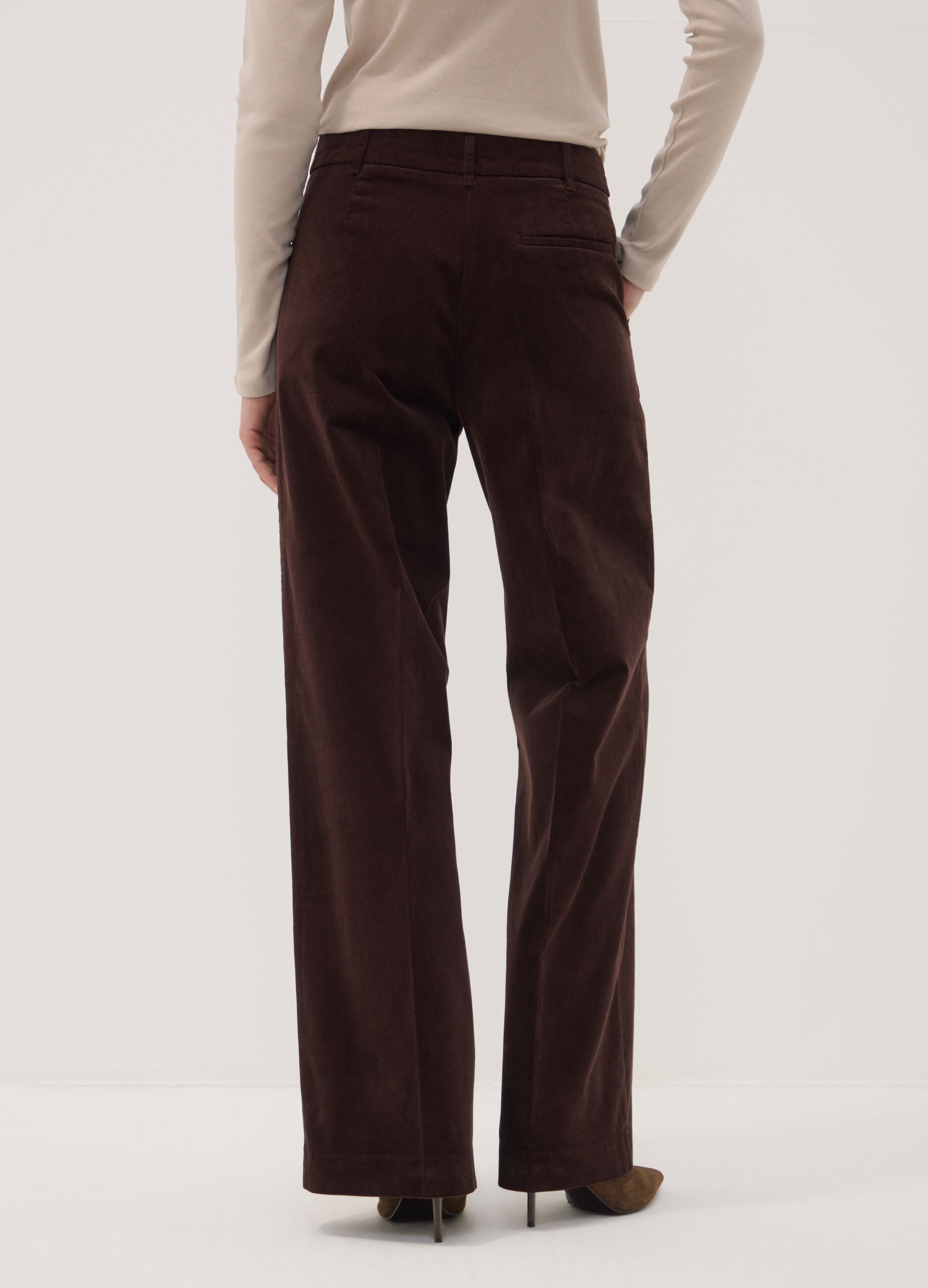 بنطال The Iconic Pants بني من قطن مطاطي مضلّع بقصّة مستقيمة