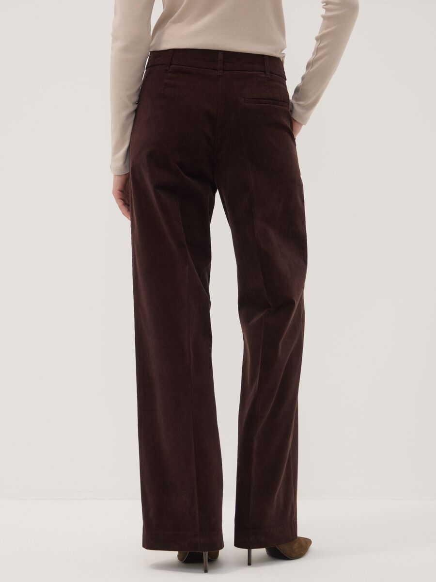 بنطال The Iconic Pants بني من قطن مطاطي مضلّع بقصّة مستقيمة_3