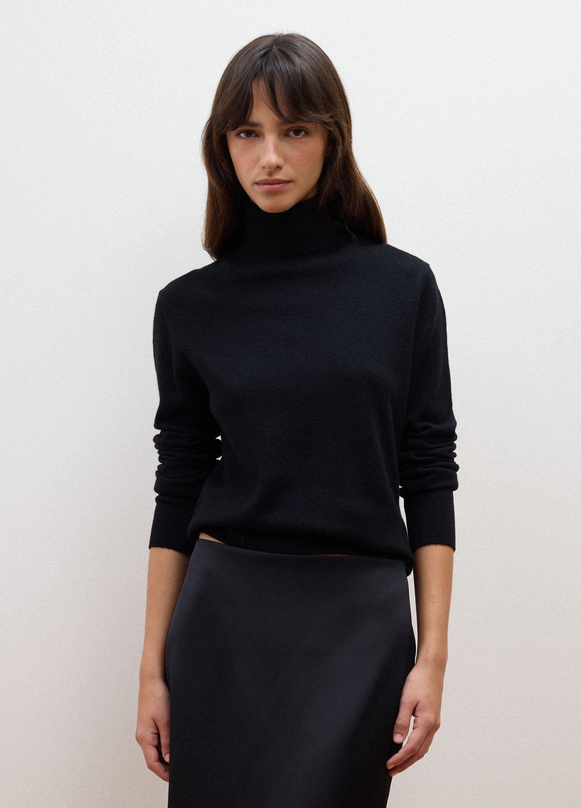 Maglia nera in pura lana con dolcevita regular fit