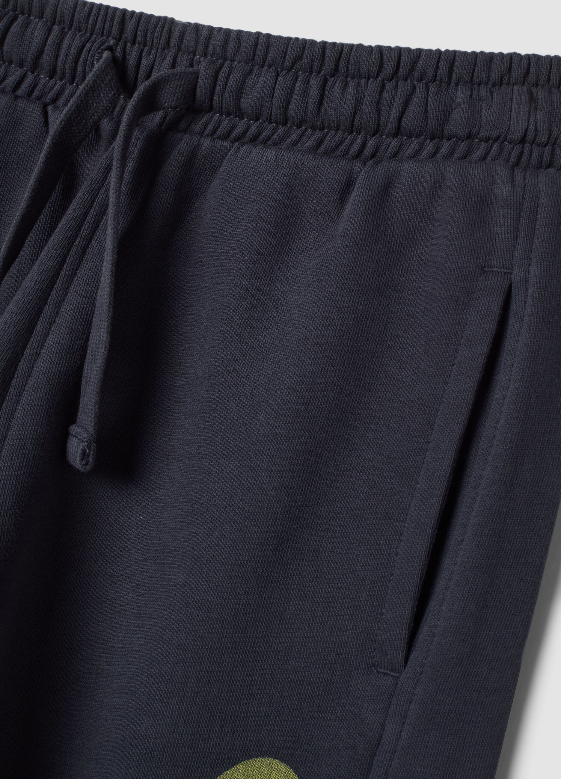 Pantaloni jogger grigi in puro cotone organico con stampa