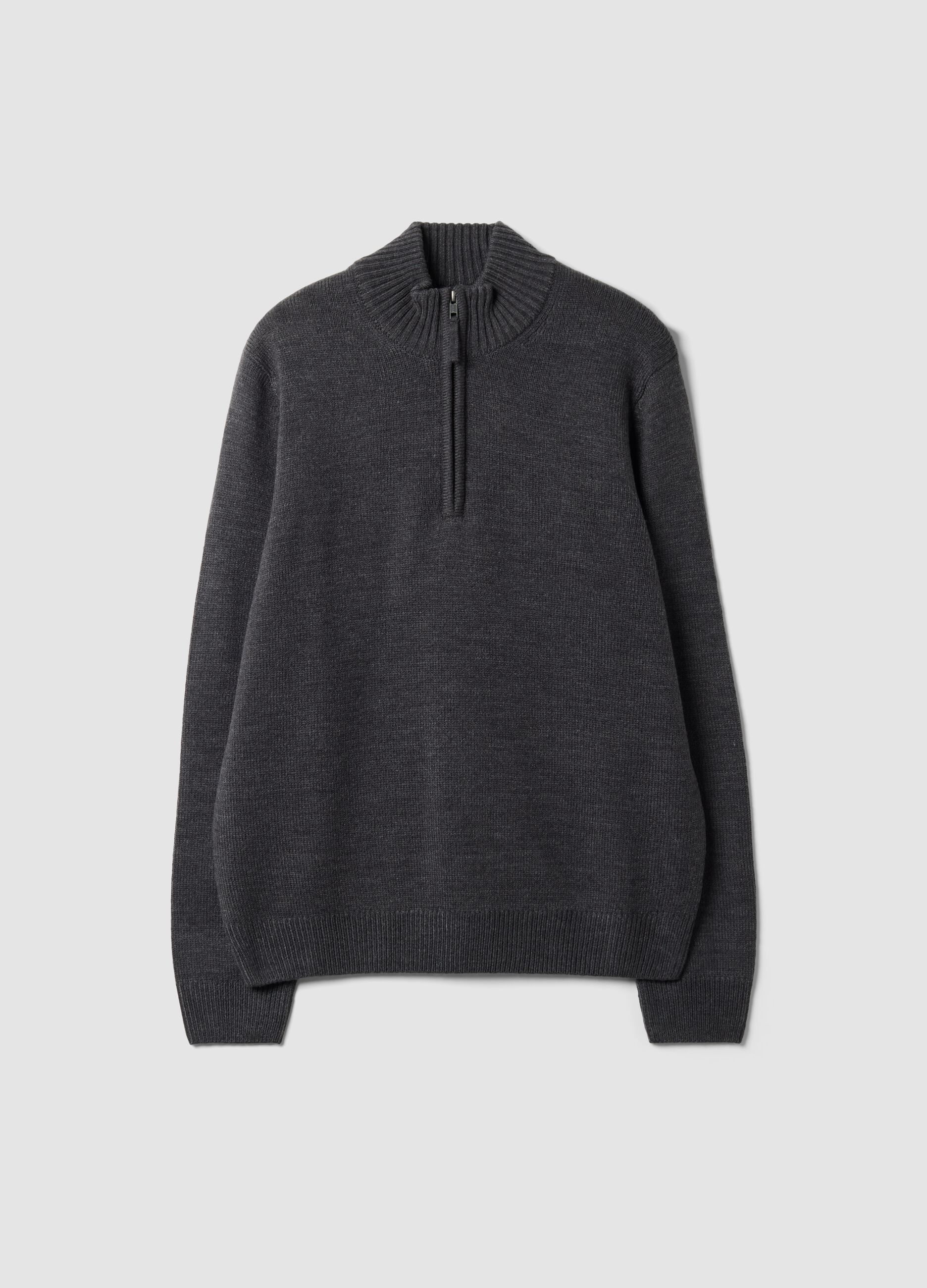 Grey long-sleeve half-zip jumper