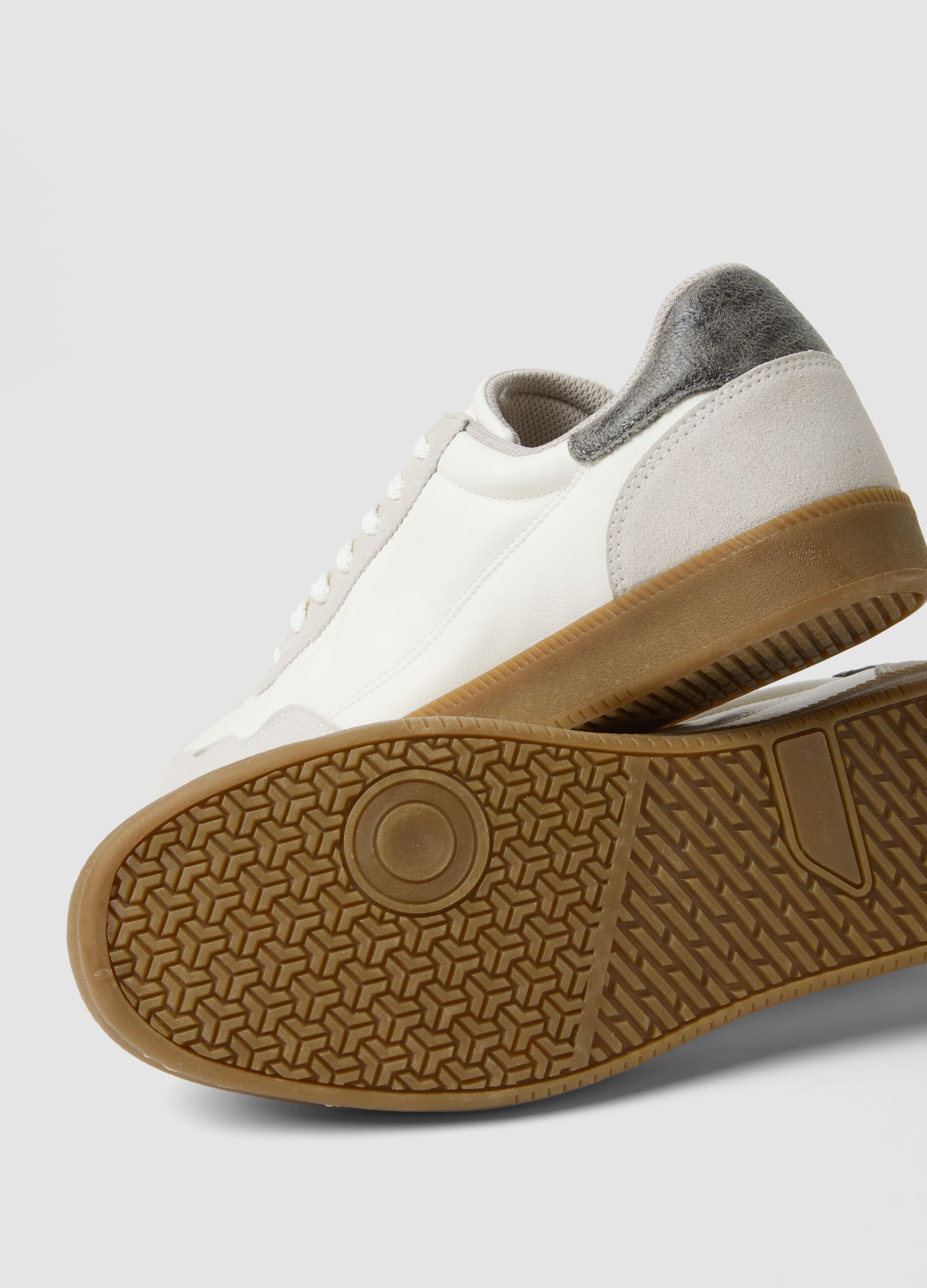Casual white trainers with contrasting sole