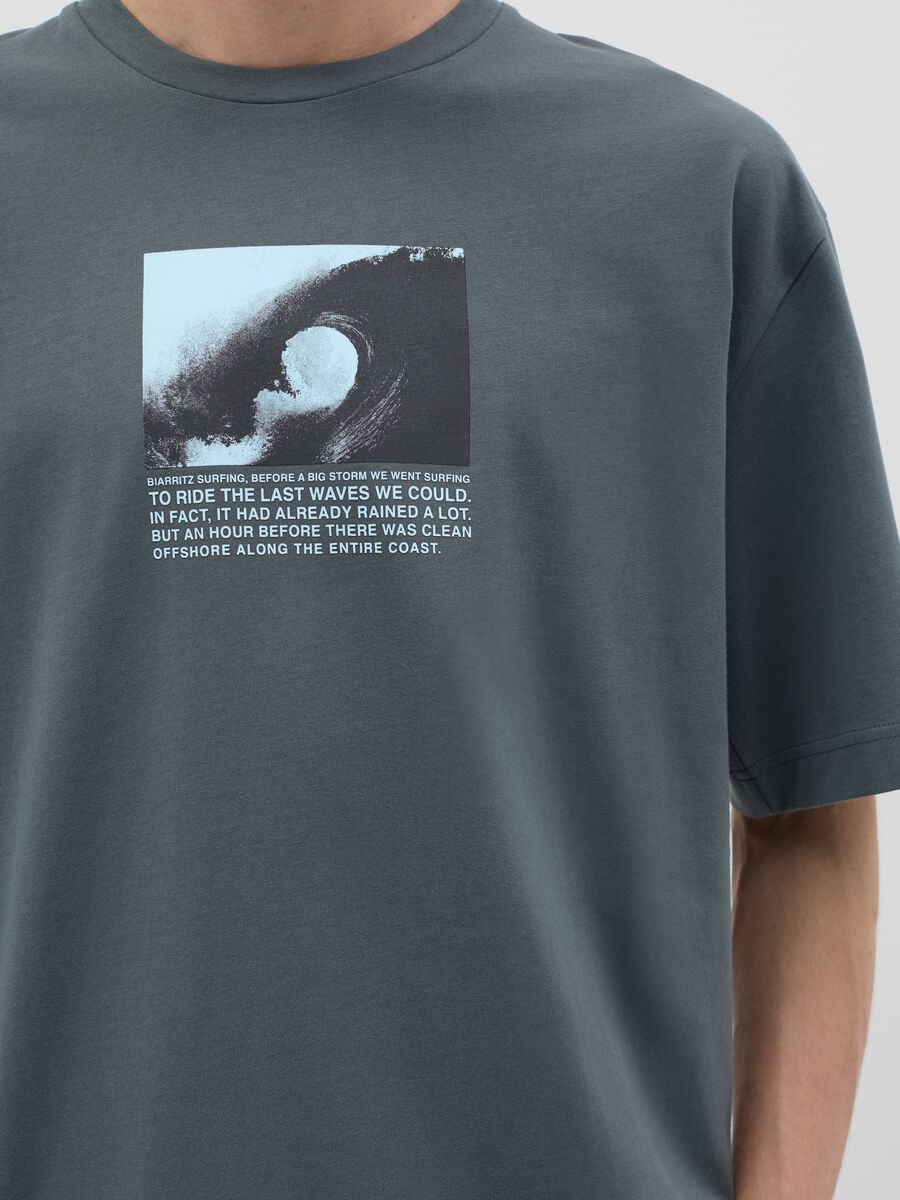Men&rsquo;s green boxy-fit T-shirt in 100% cotton with print_3