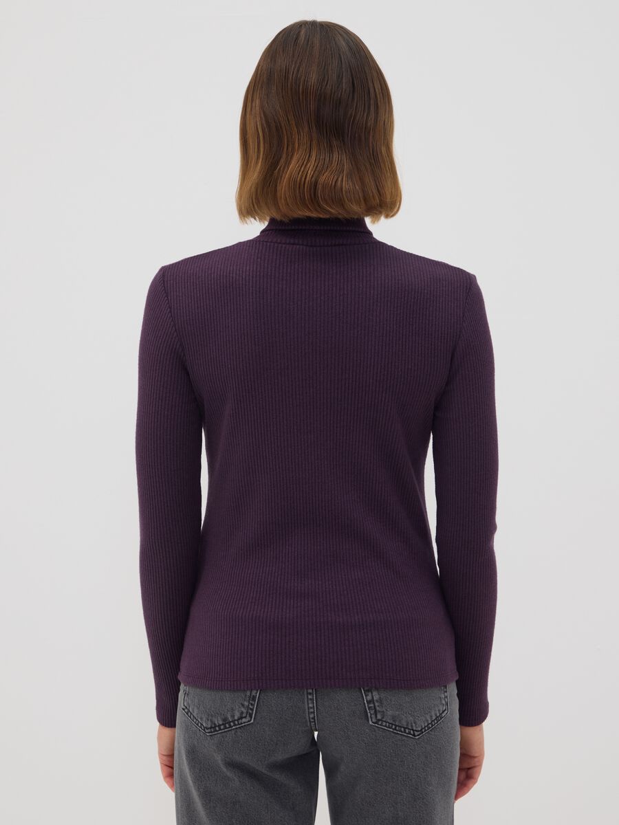 Maglia viola in misto viscosa a costine con girocollo_3