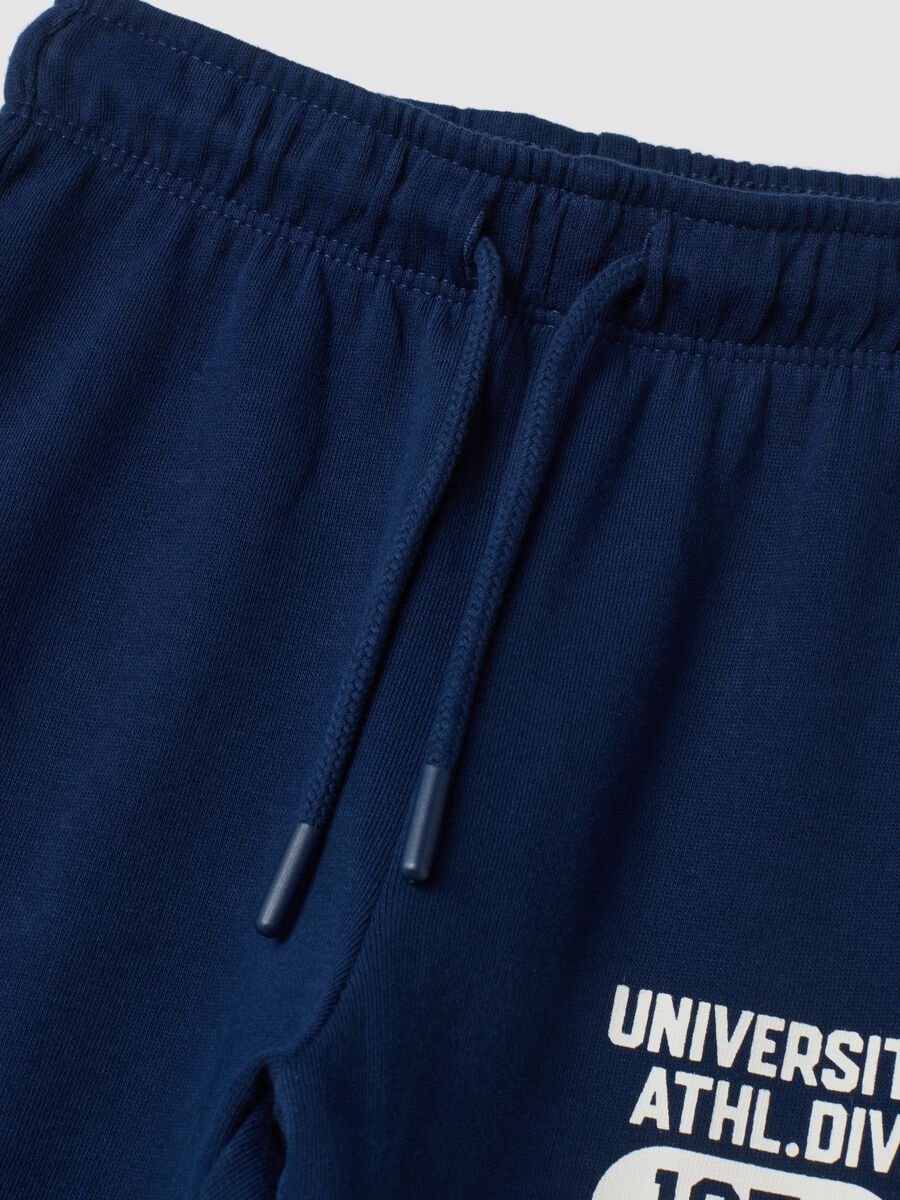 Pantaloni jogger blu in puro cotone con stampa_1
