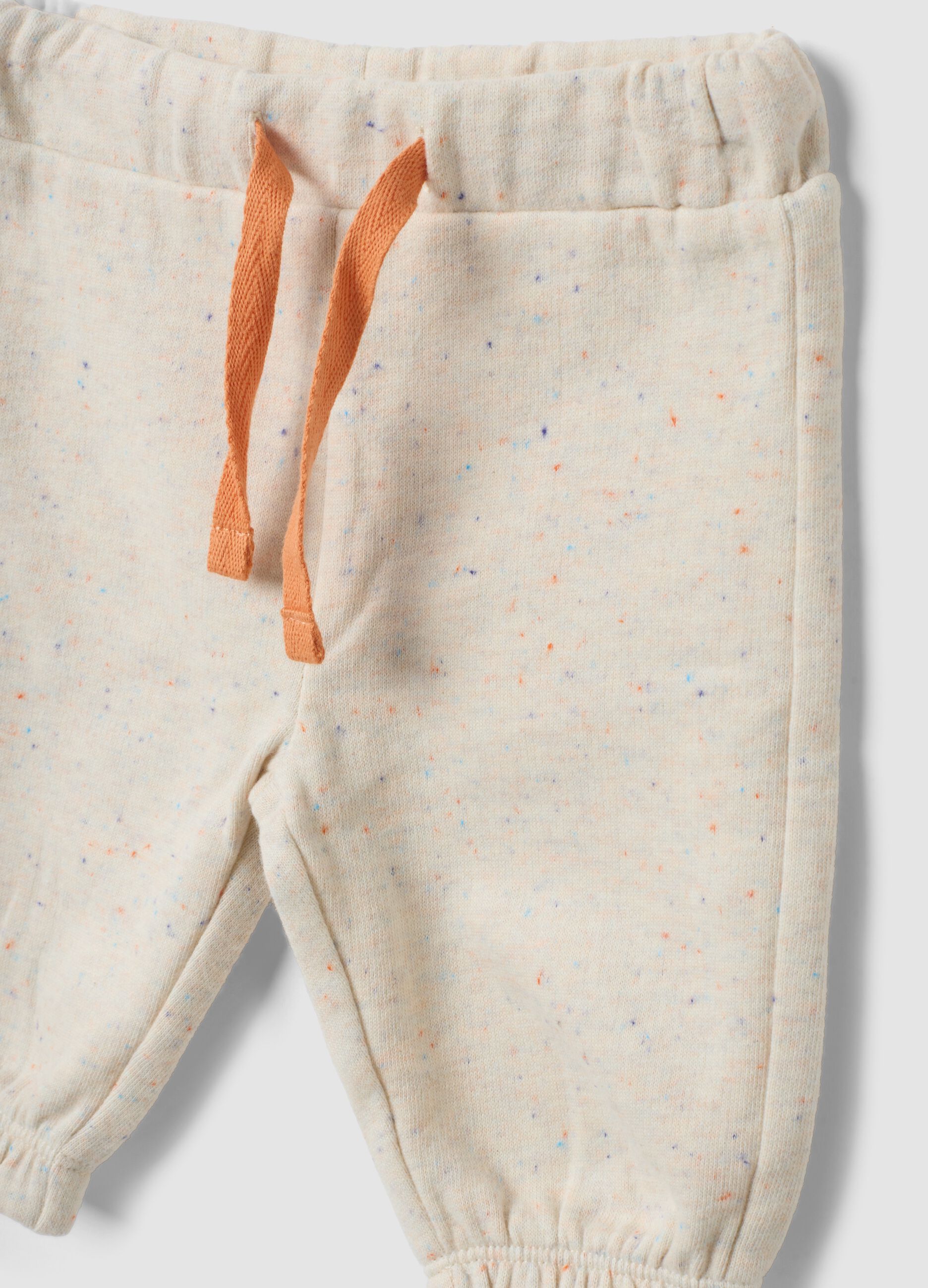 Completo beige in misto cotone organico con felpa e pantaloni