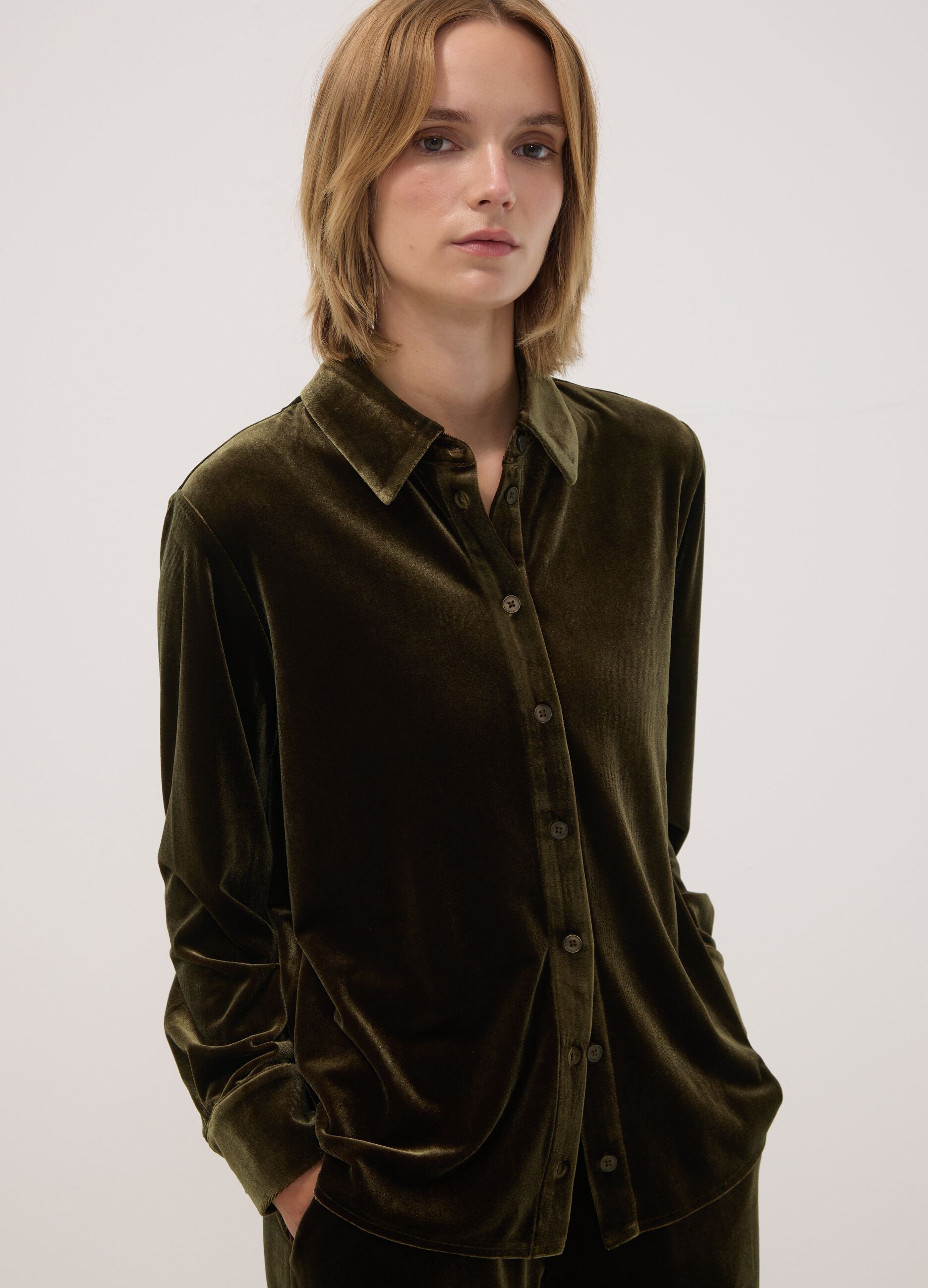 Camicia verde in tessuto velour elasticizzato regular fit