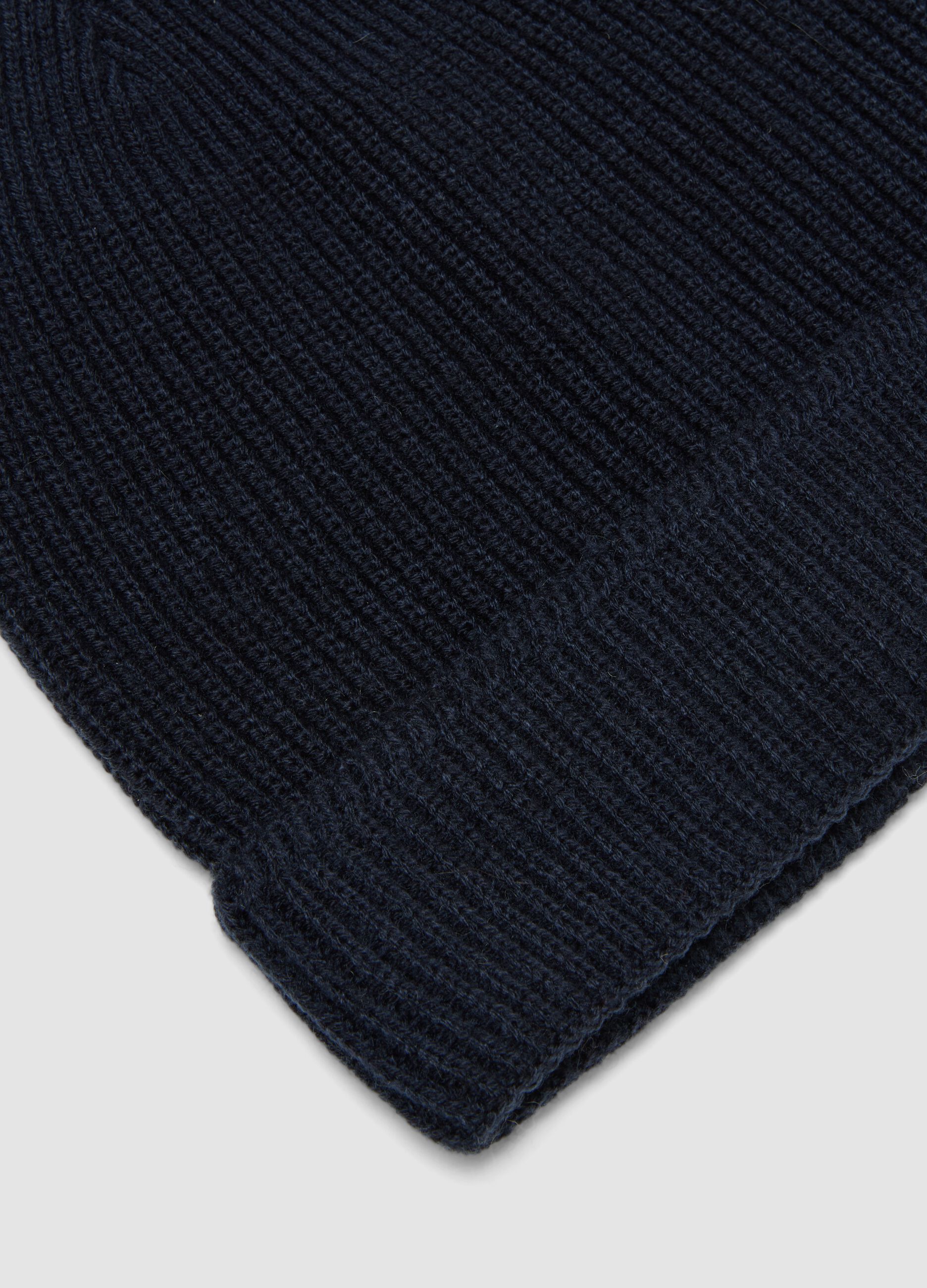 Berretto blu a coste in maglia con risvolto