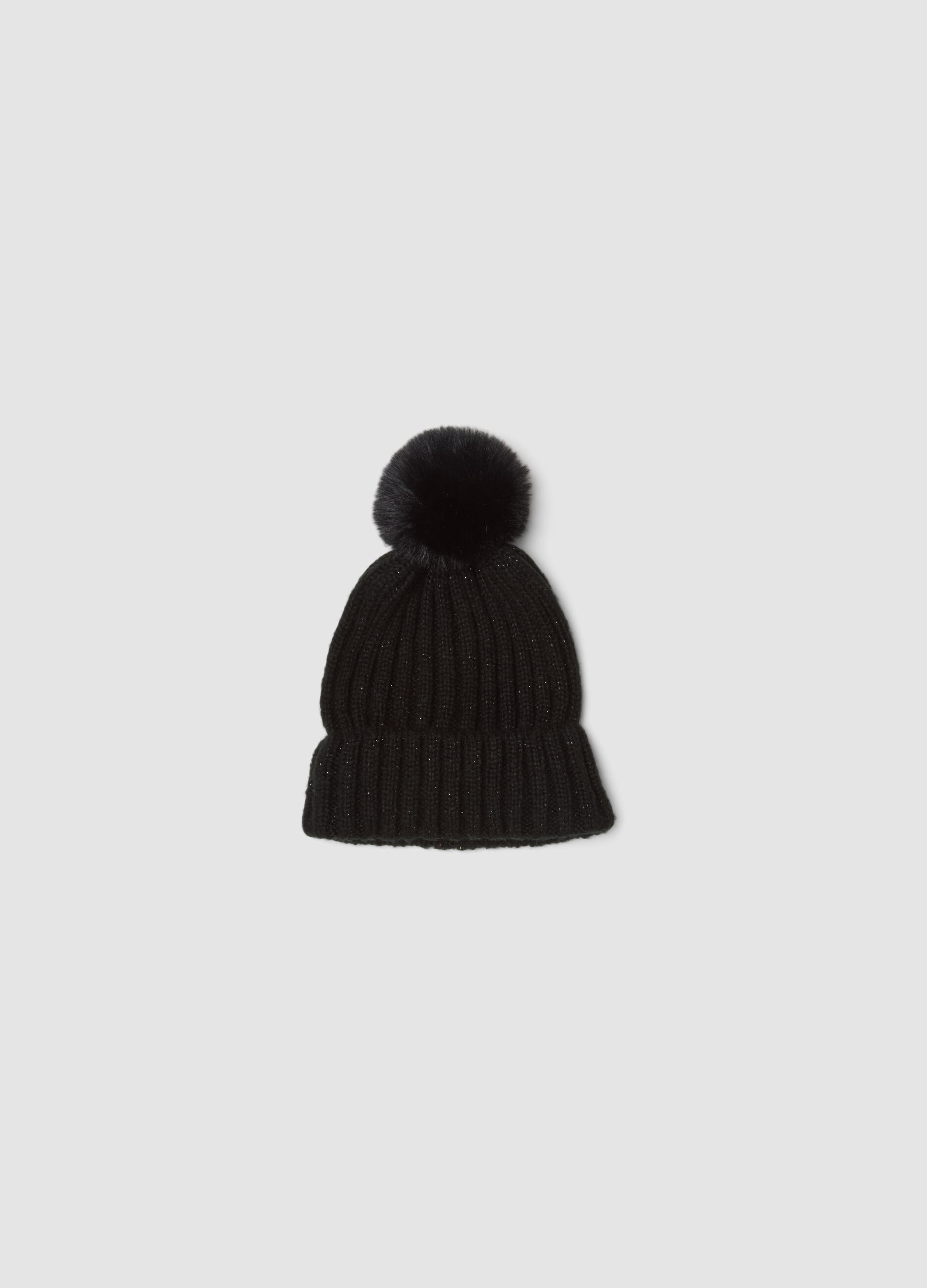Cappello nero a costine in maglia con pon pon