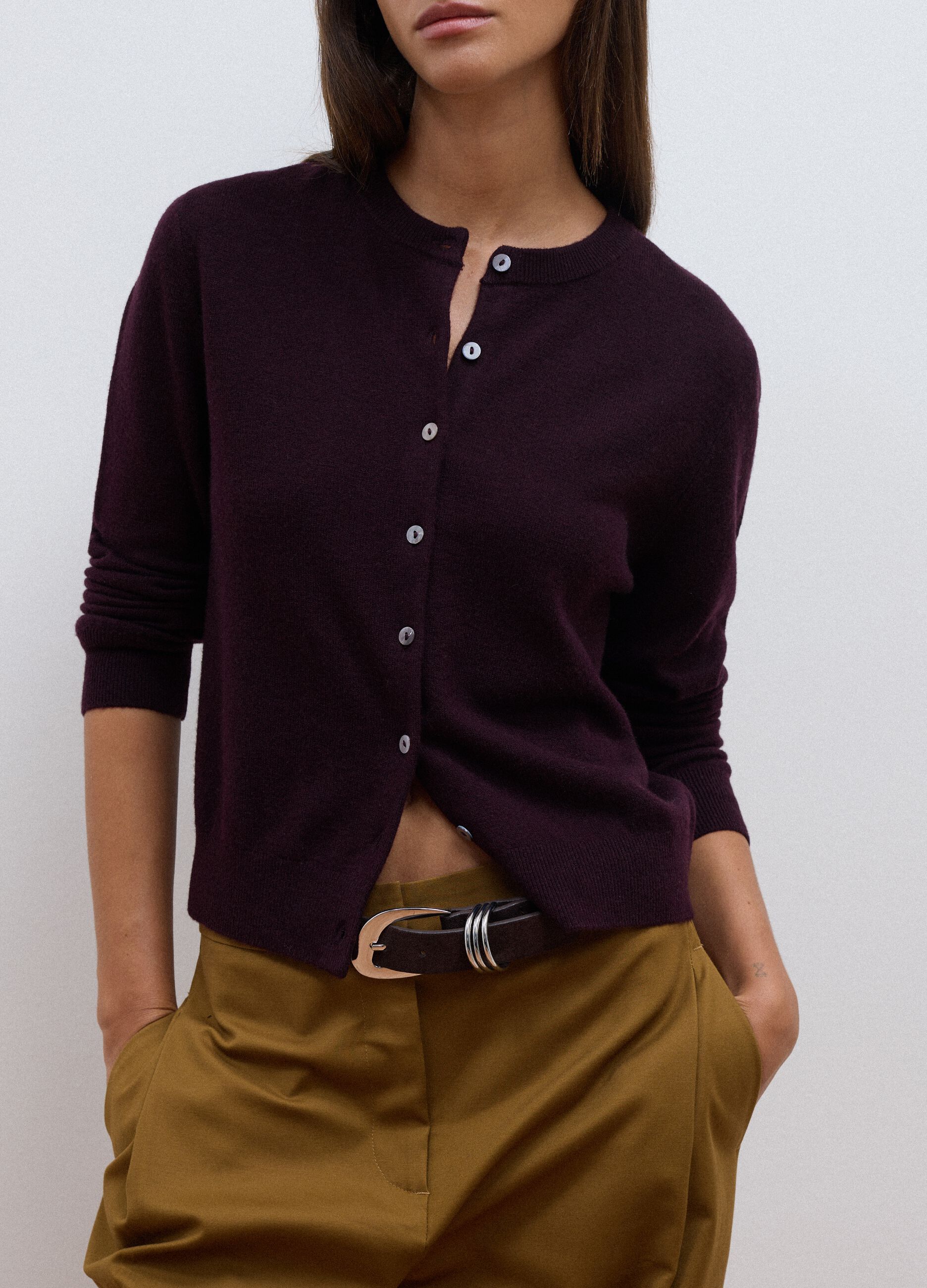 Cardigan viola in pura lana con girocollo e bottoni regular fit