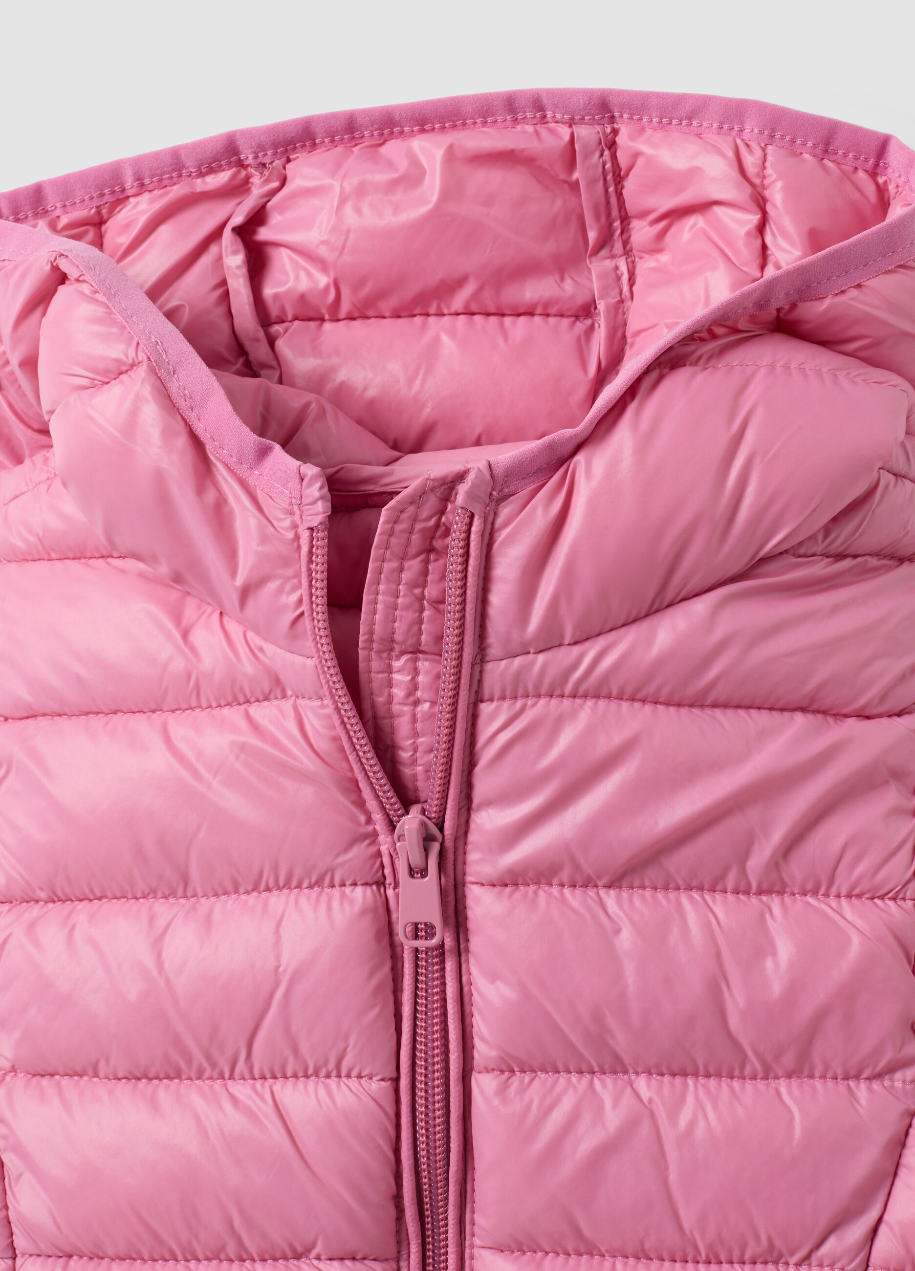 جيليه خفيف للغاية مبطّن باللون الوردي مع قبعة وسحّاب للبنات
