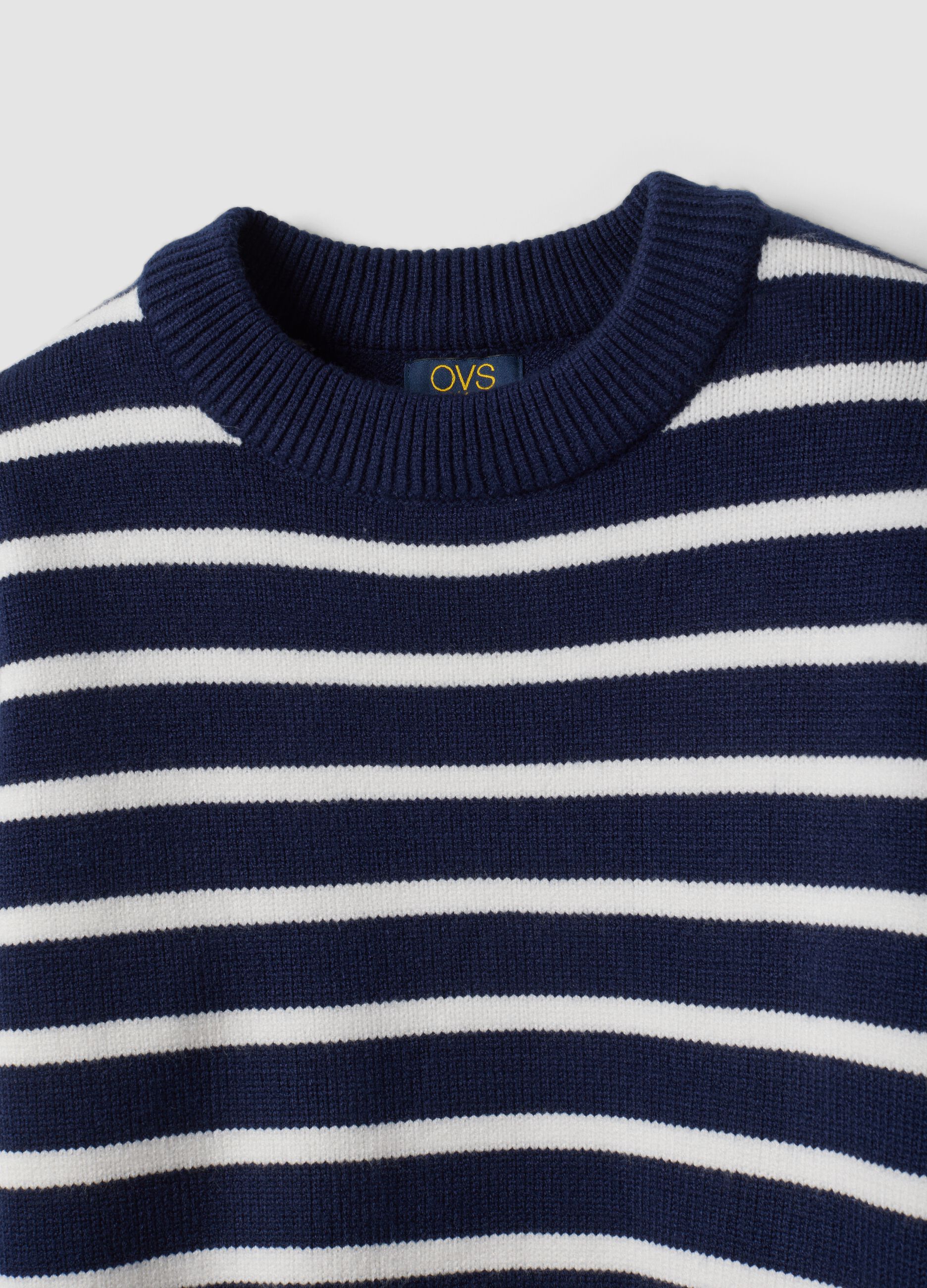 Maglia blu in misto viscosa a righe con girocollo