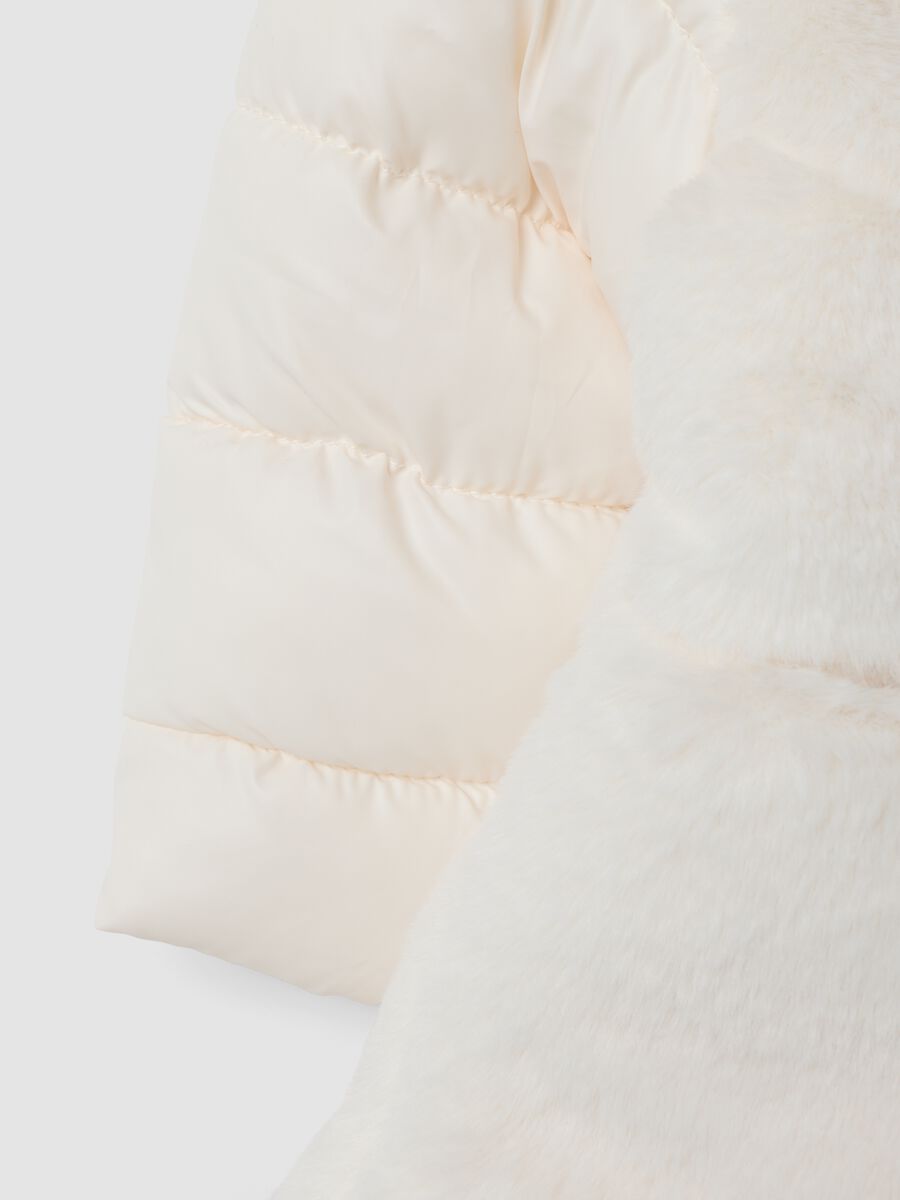 Giacca rosa imbottita con cappuccio ed effetto peluche_3