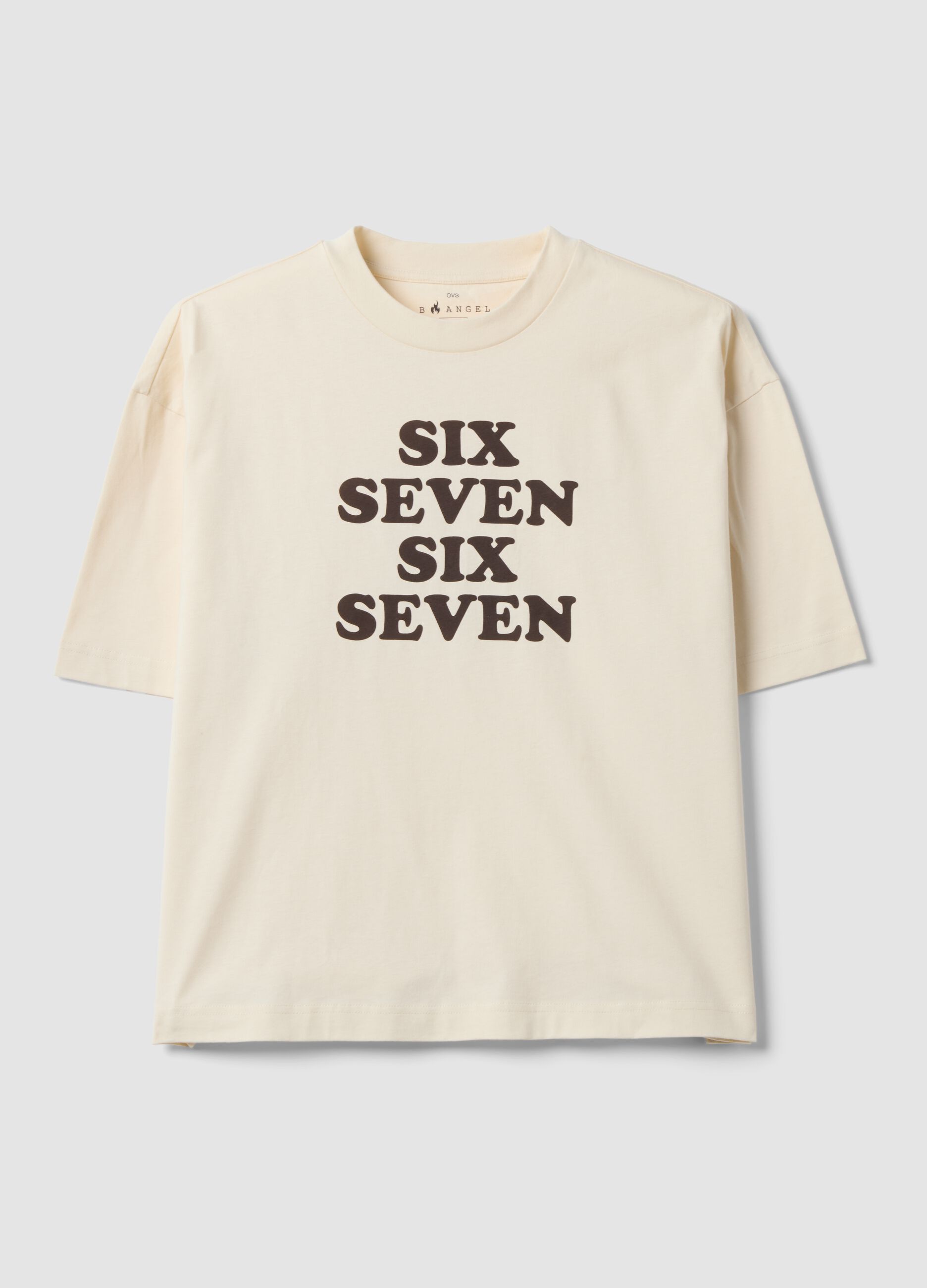 تيشيرت أبيض من قطن خالص بطباعة أمامية Six Seven بقصّة بوكسية