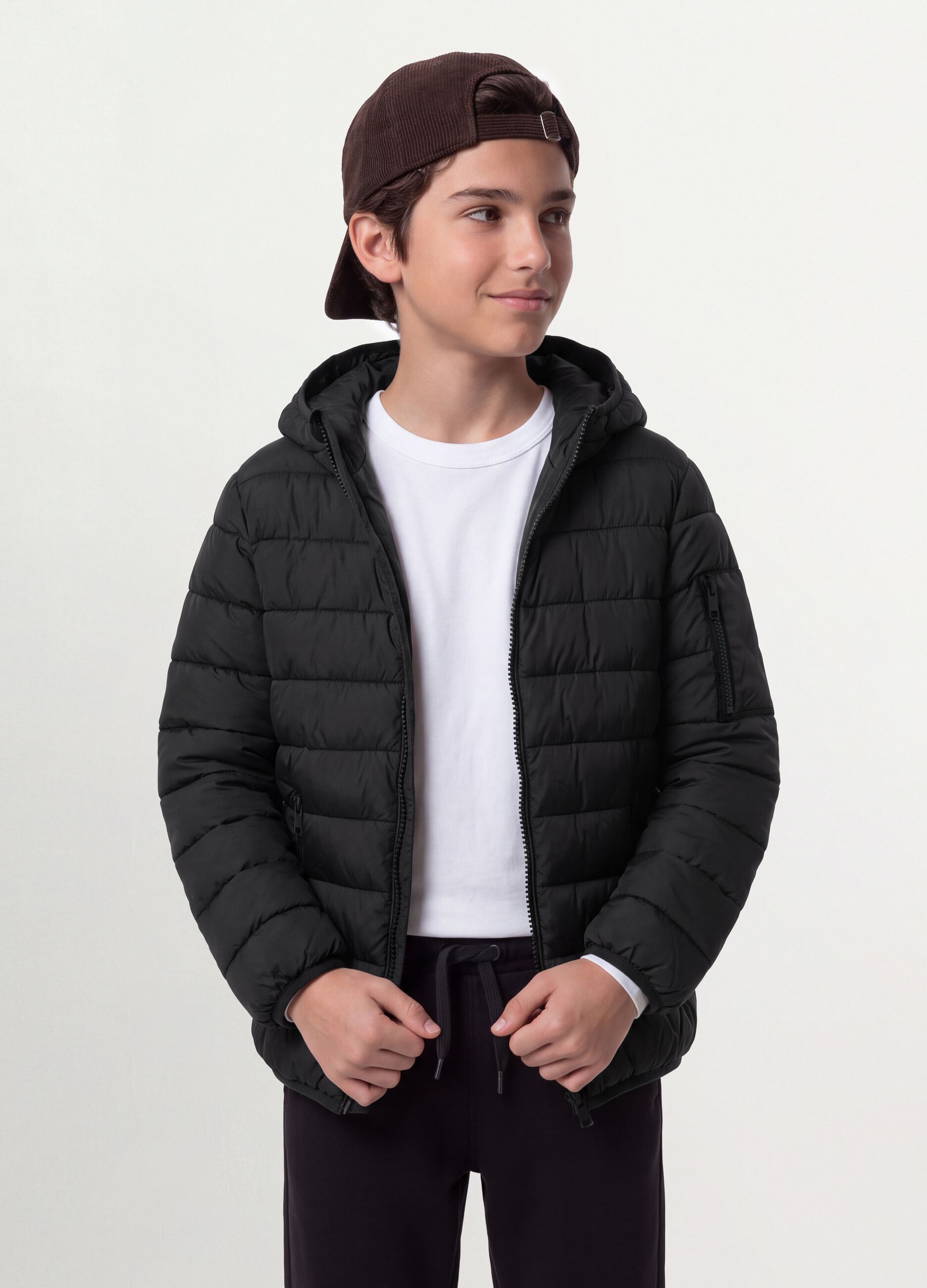 جاكيت مبطّن Ultralight أسود بقبعة وسحّاب للأولاد