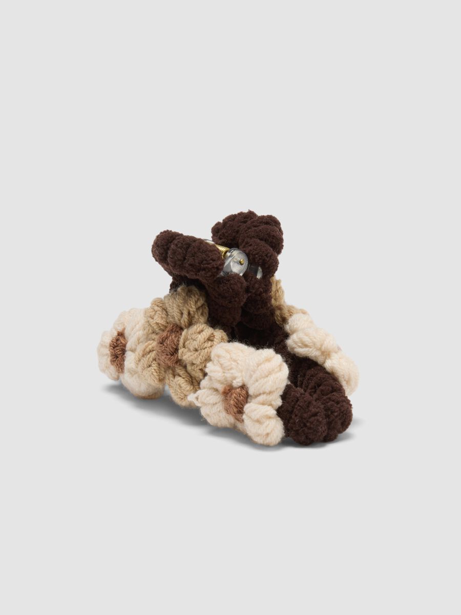 Brown hair claw clip with textured floral details_1