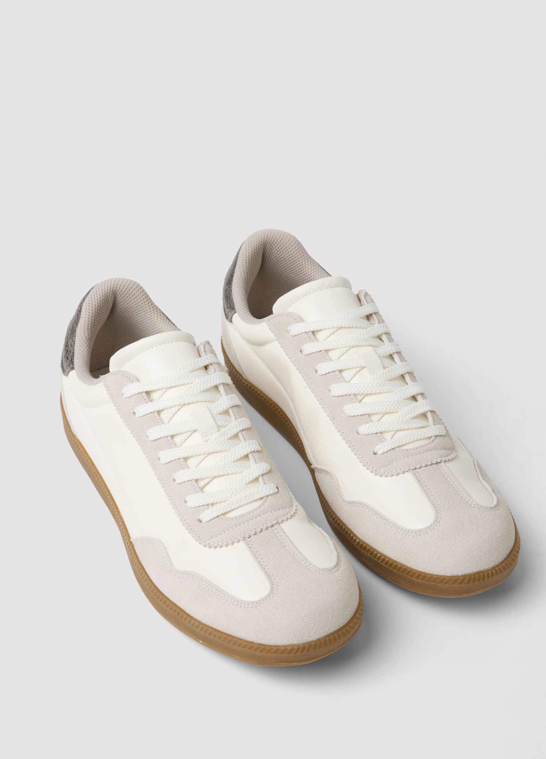 Casual white trainers with contrasting sole