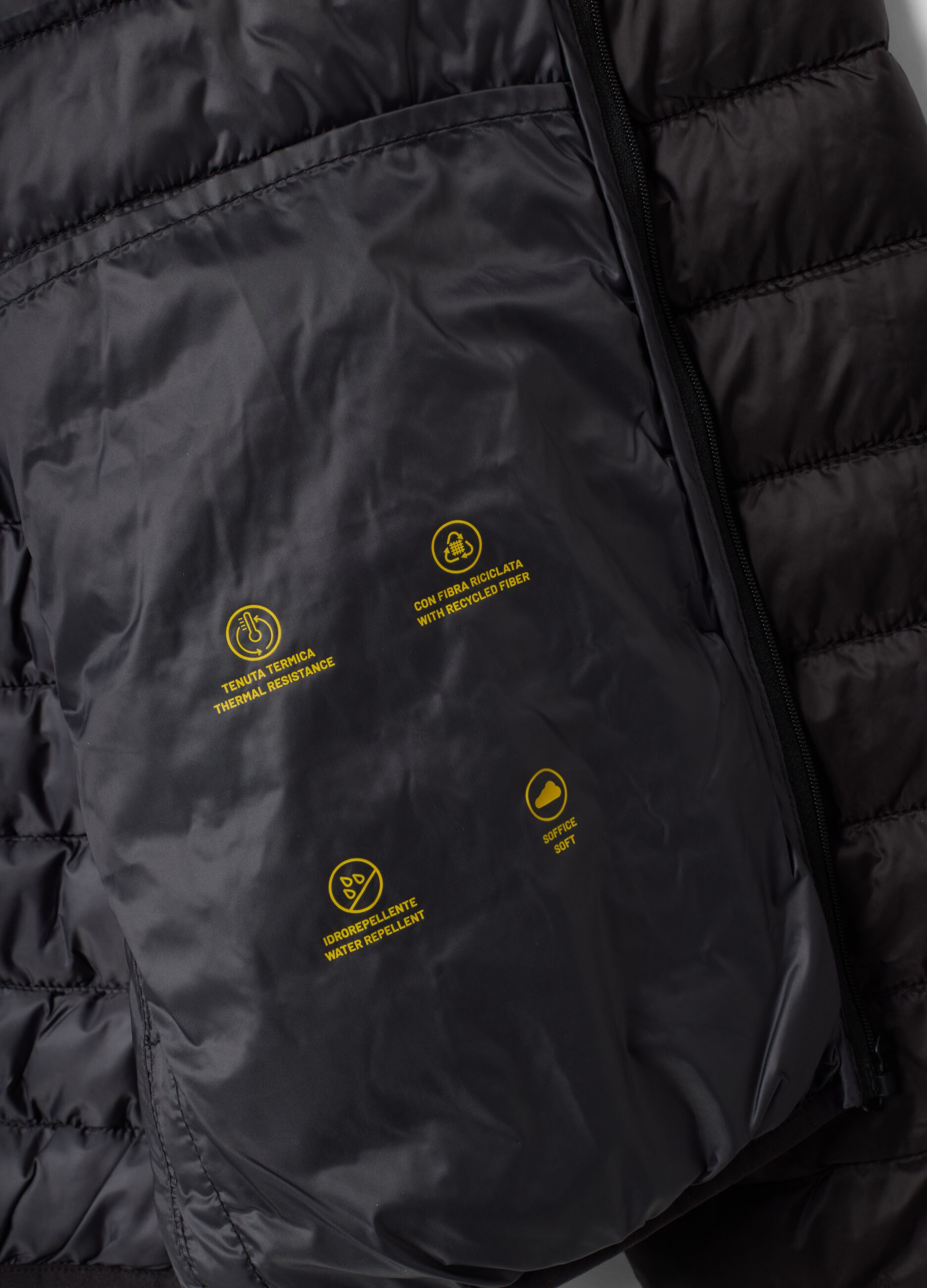 جاكيت Ultralight أسود مبطن بقَصّة عادية مع سحّاب