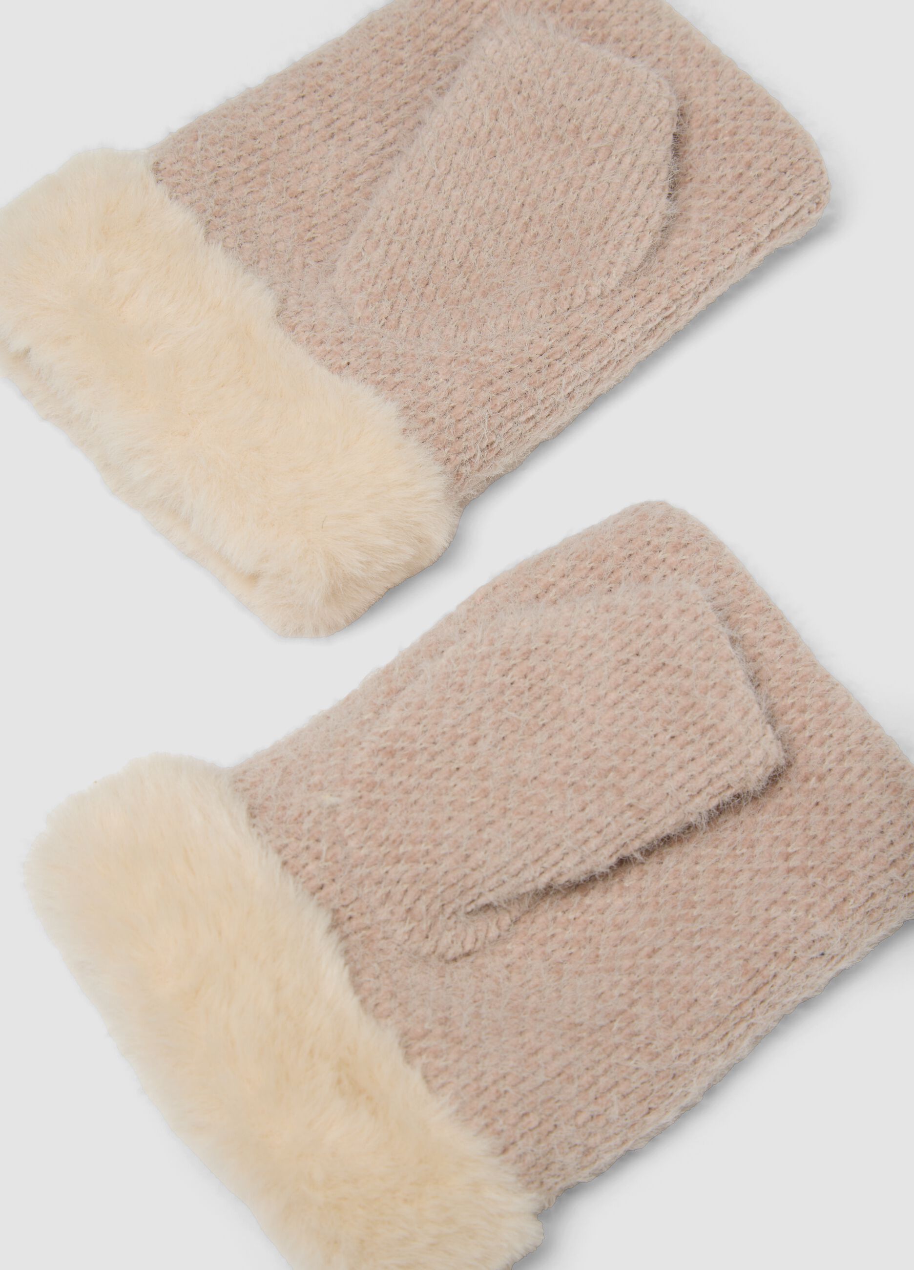 Beige knitted gloves with teddy-effect cuff and embroidery