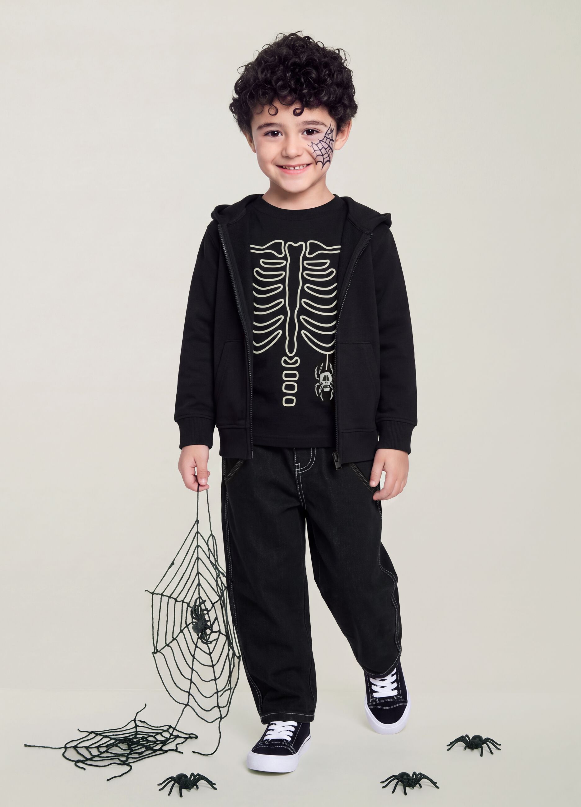 Felpa nera con cappuccio in puro cotone organico per bambino regular fit