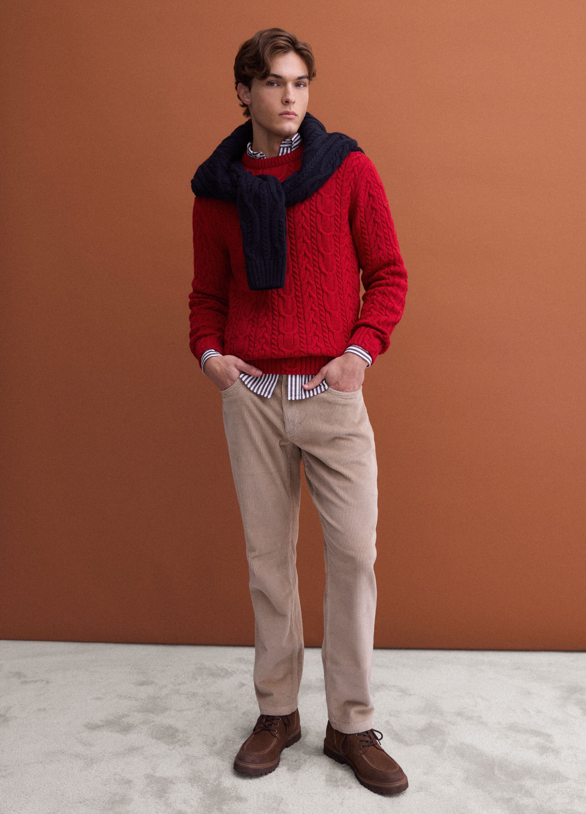 Maglia rossa girocollo in misto lana con lavorazione jacquard