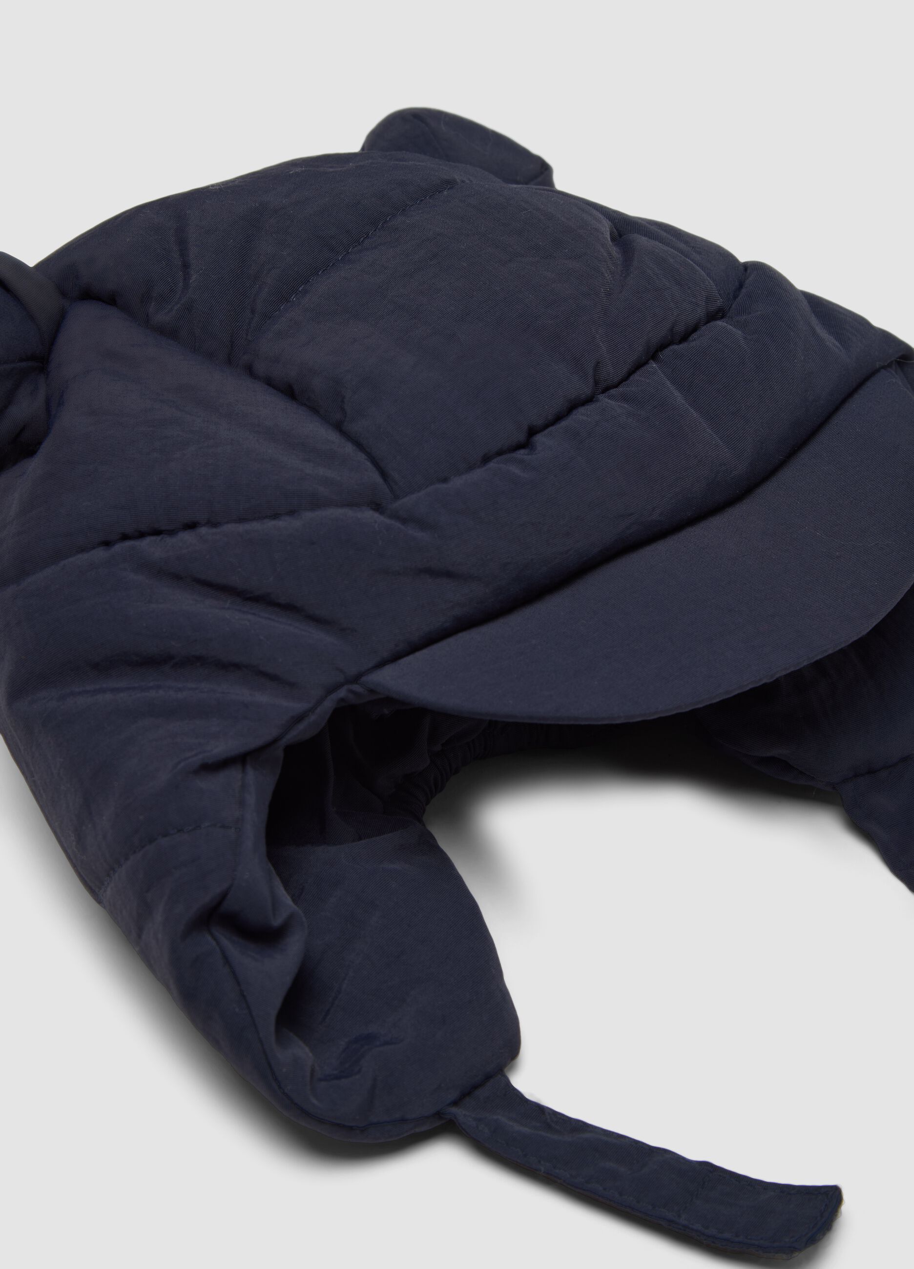 Cappello blu notte imbottito con visiera e paraorecchie
