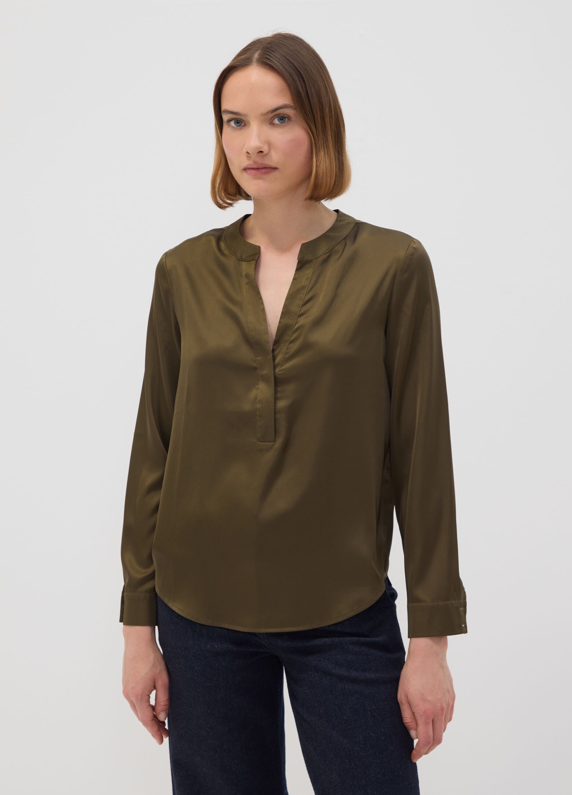 Camicia verde in tessuto elasticizzato con collo coreano