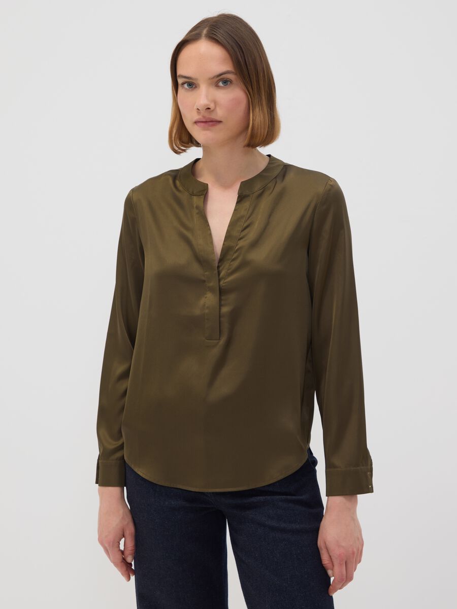 Camicia verde in tessuto elasticizzato con collo coreano_0