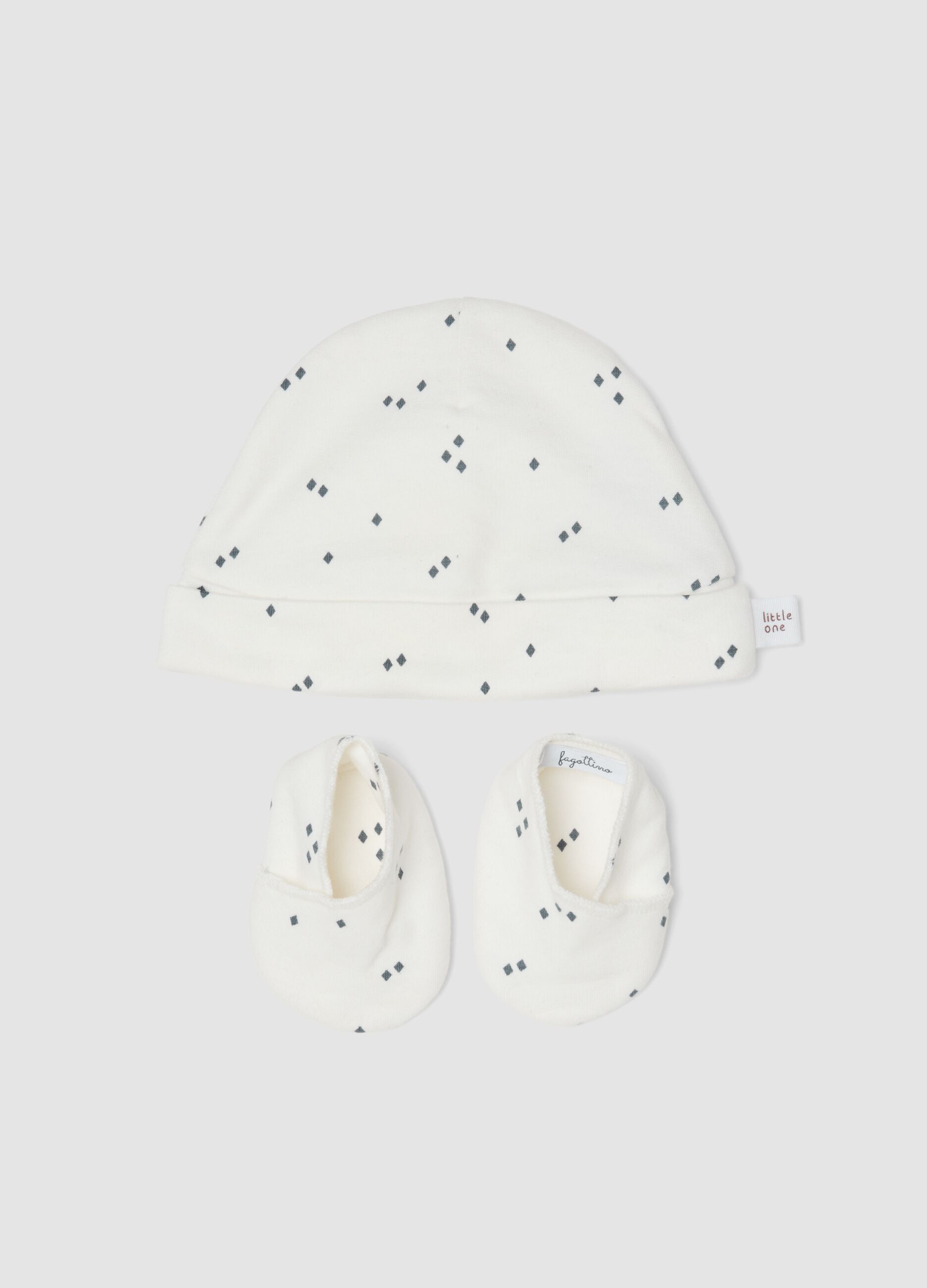 Set bianco con berretto e scarpine stampate