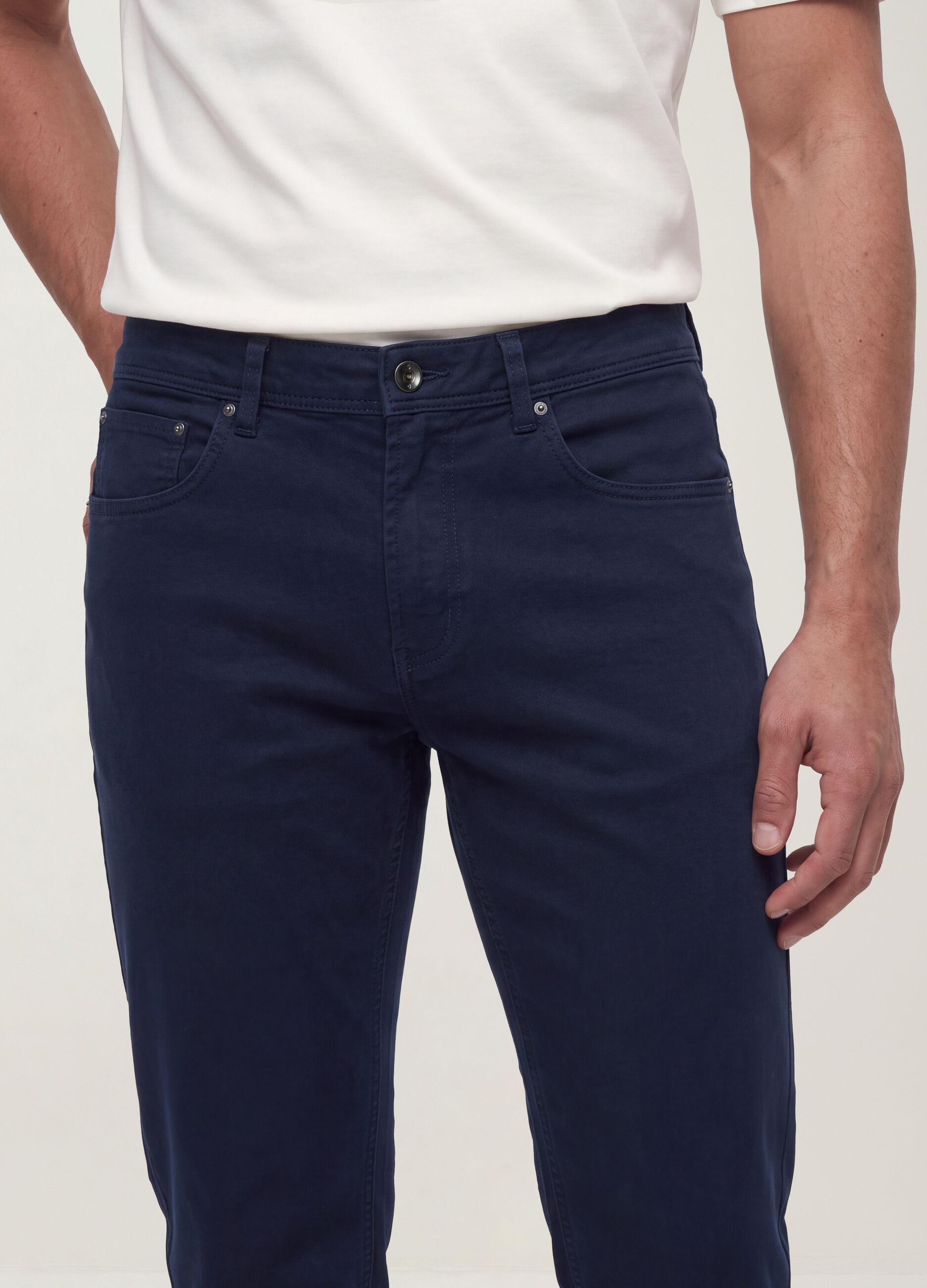 بنطال أخضر بقصّة Slim Fit من قطن دوبّي مطاطي