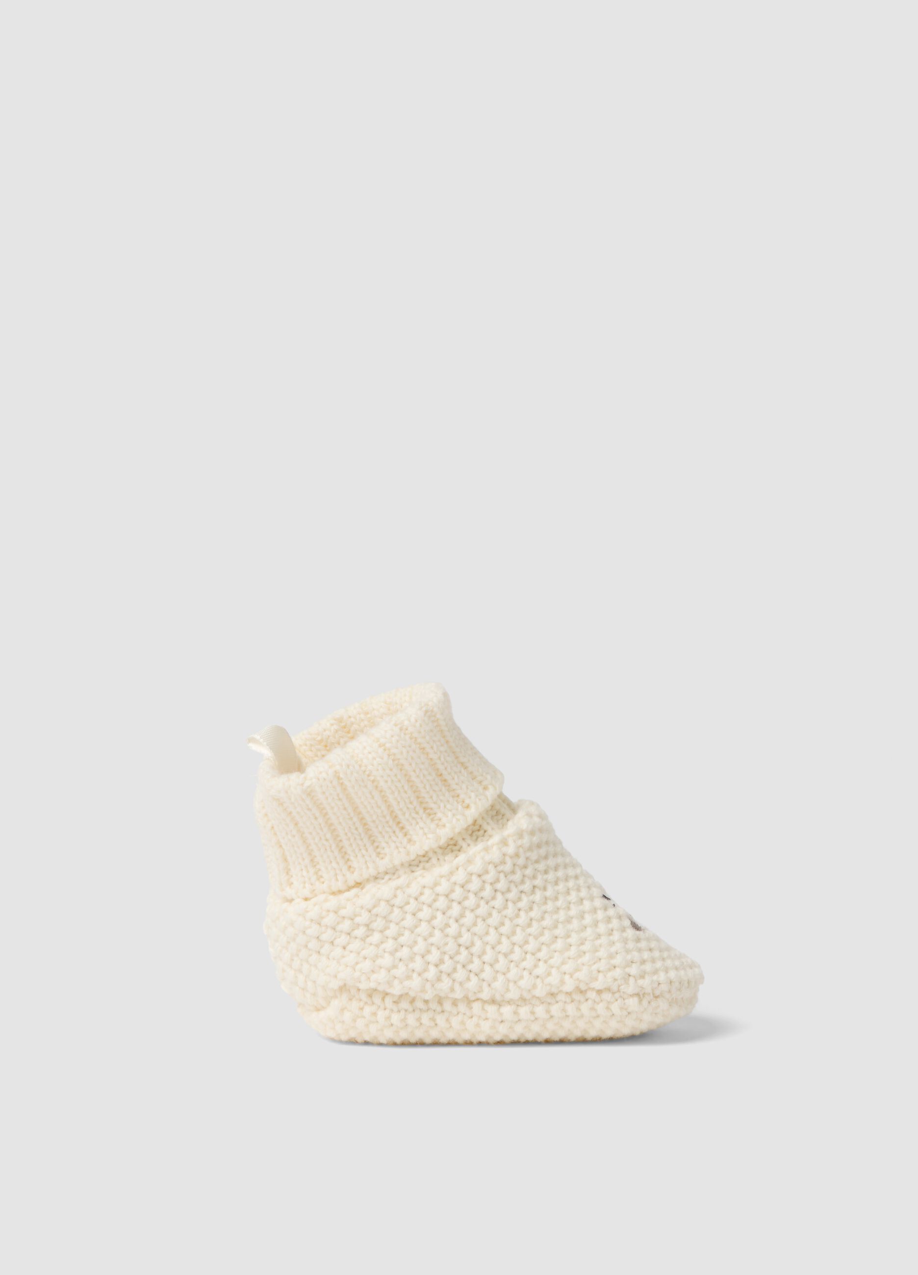 White baby booties in pure knitted cotton