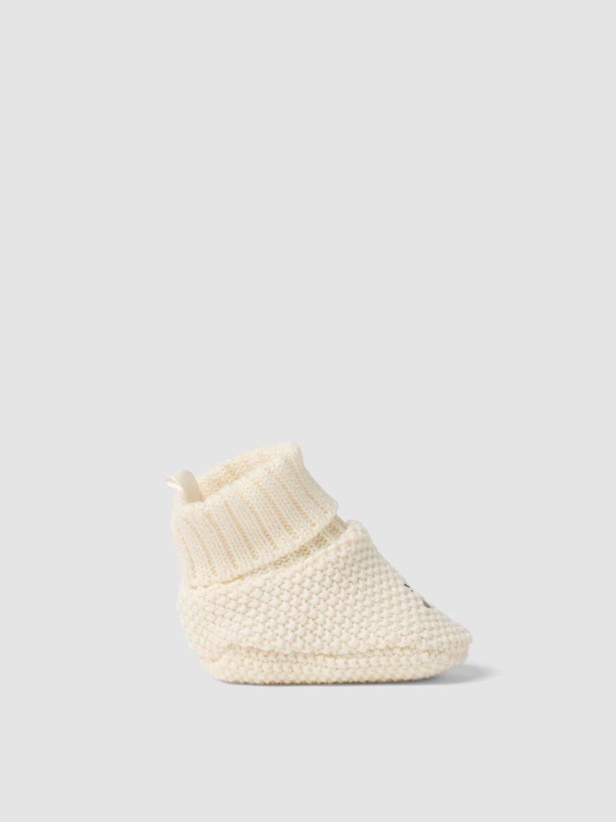 White baby booties in pure knitted cotton_0