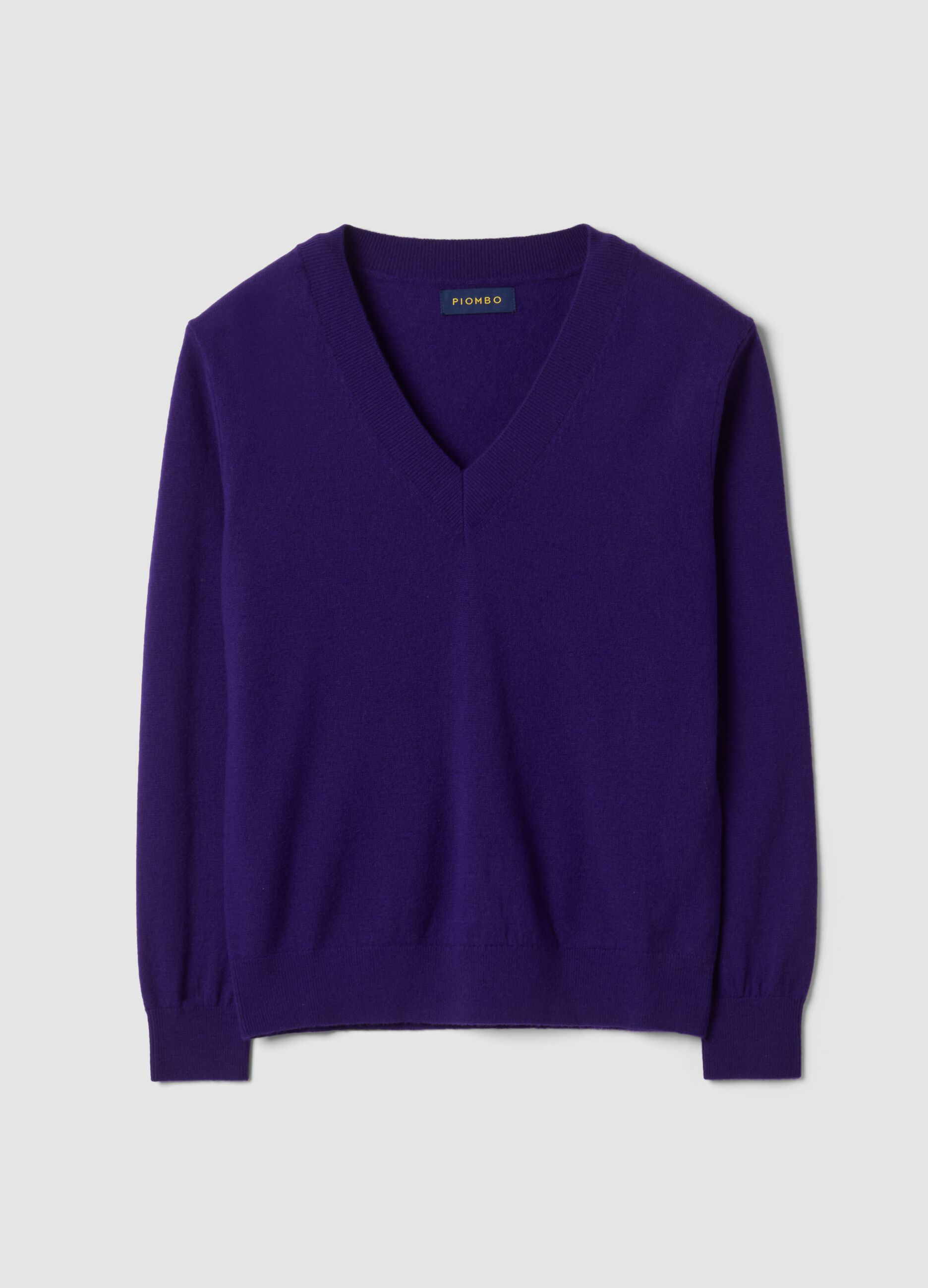 Maglia viola in pura lana con scollo profondo a V