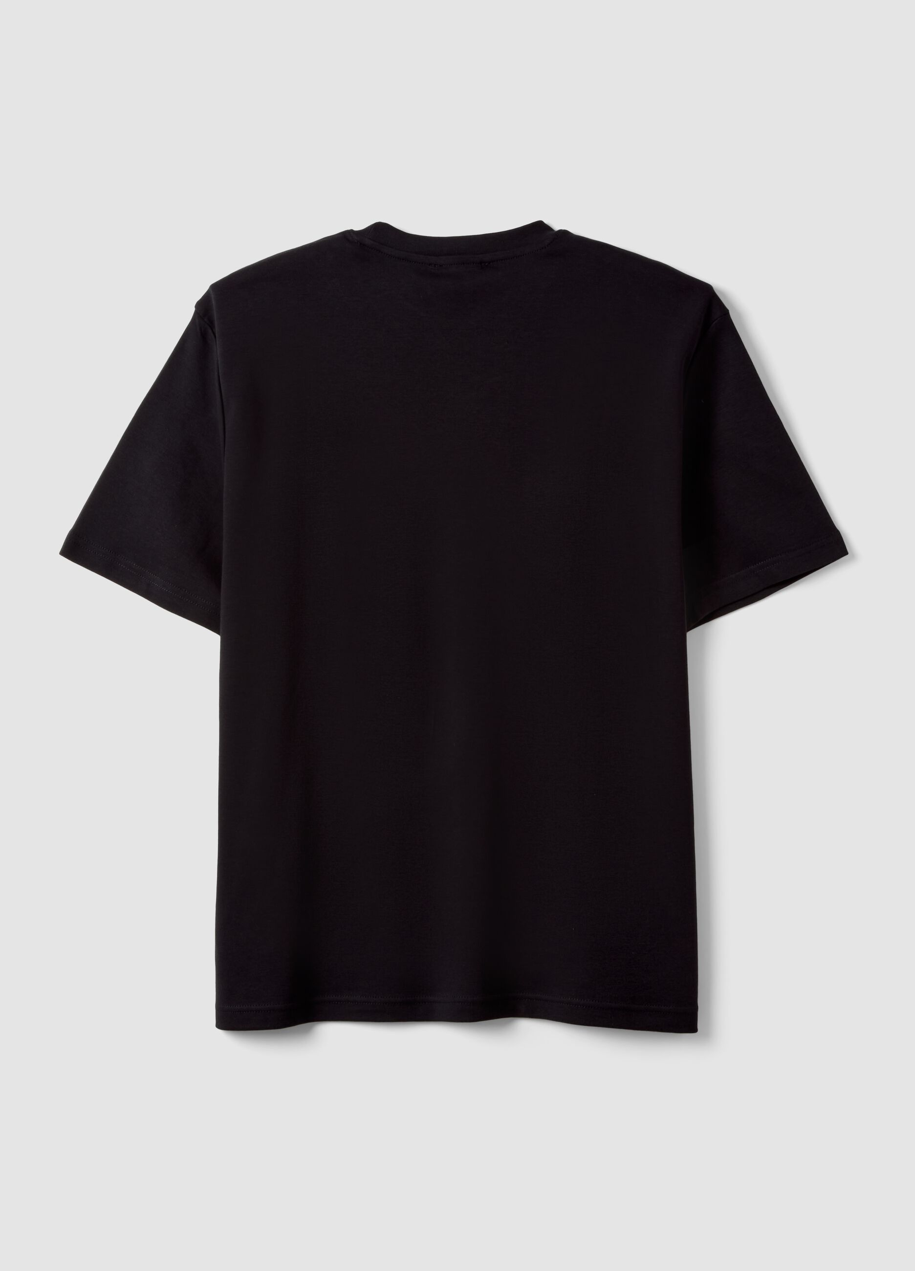تيشيرت The Iconic Tee أسود من قطن خالص بأكمام قصيرة وقصّة عادية