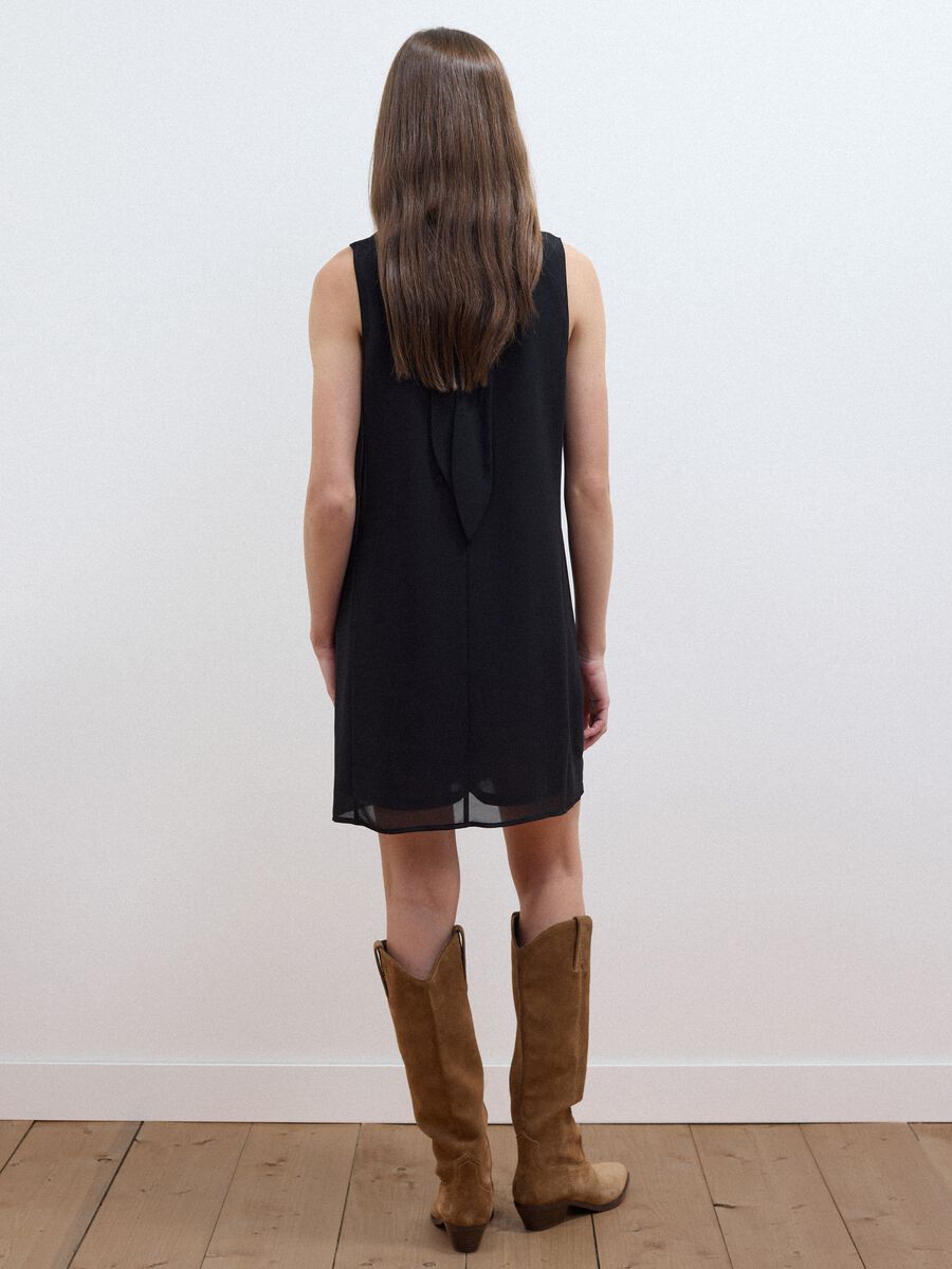 Black sleeveless high-neck slim-fit dress with bow_3
