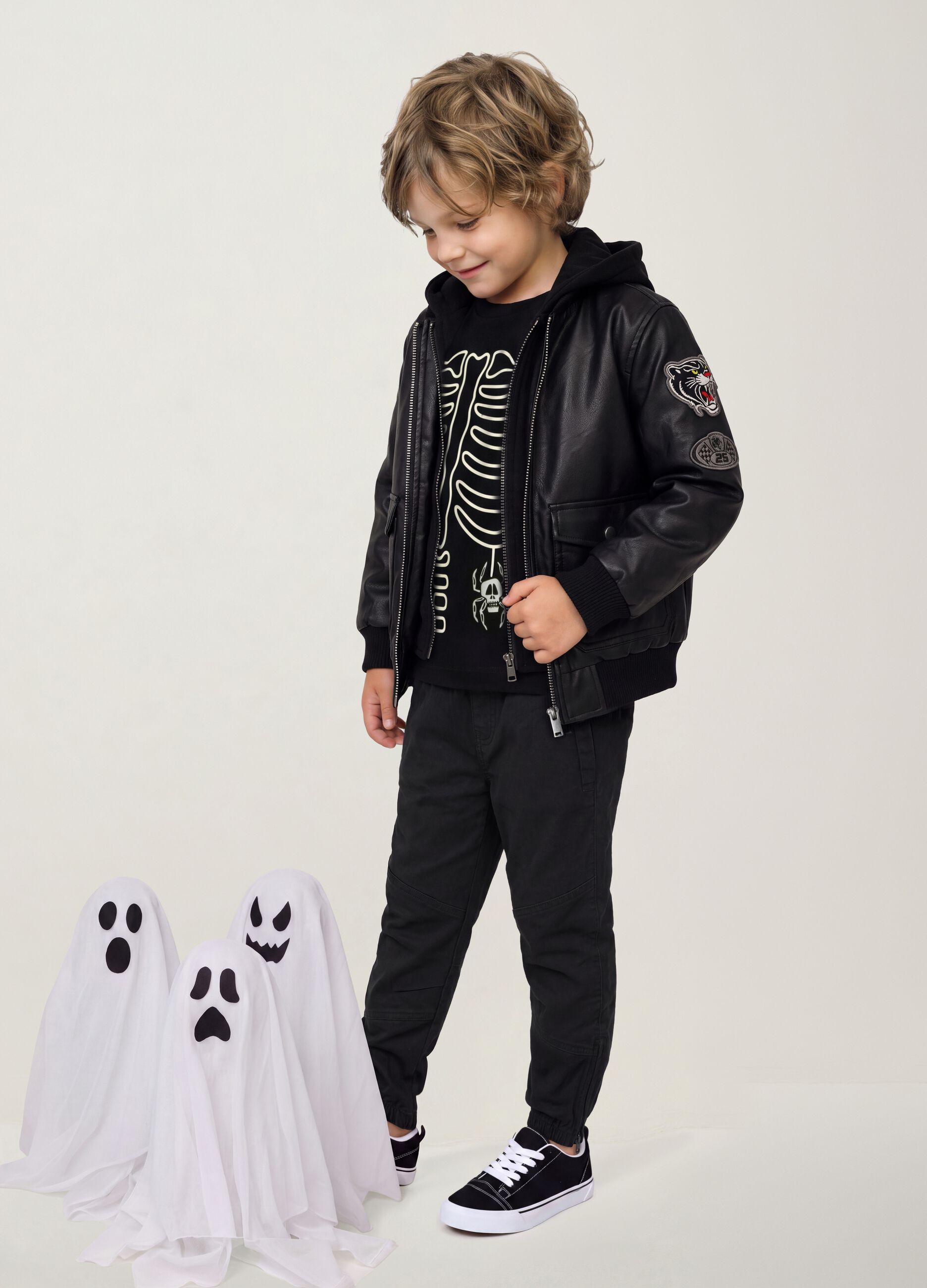 Pantaloni neri in cotone elasticizzato con fondo elasticizzato per bambino