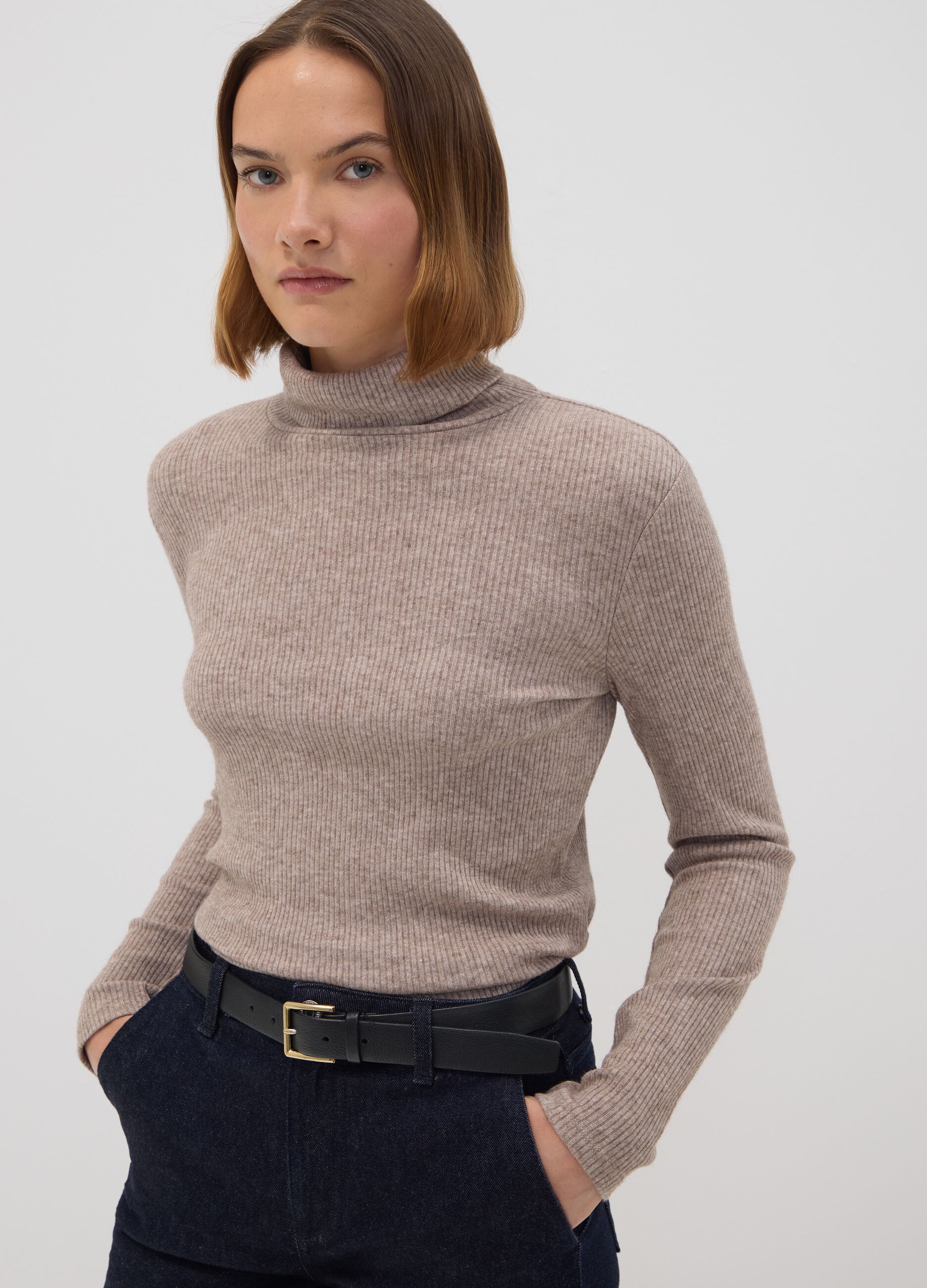 Maglia beige in misto viscosa a costine con girocollo