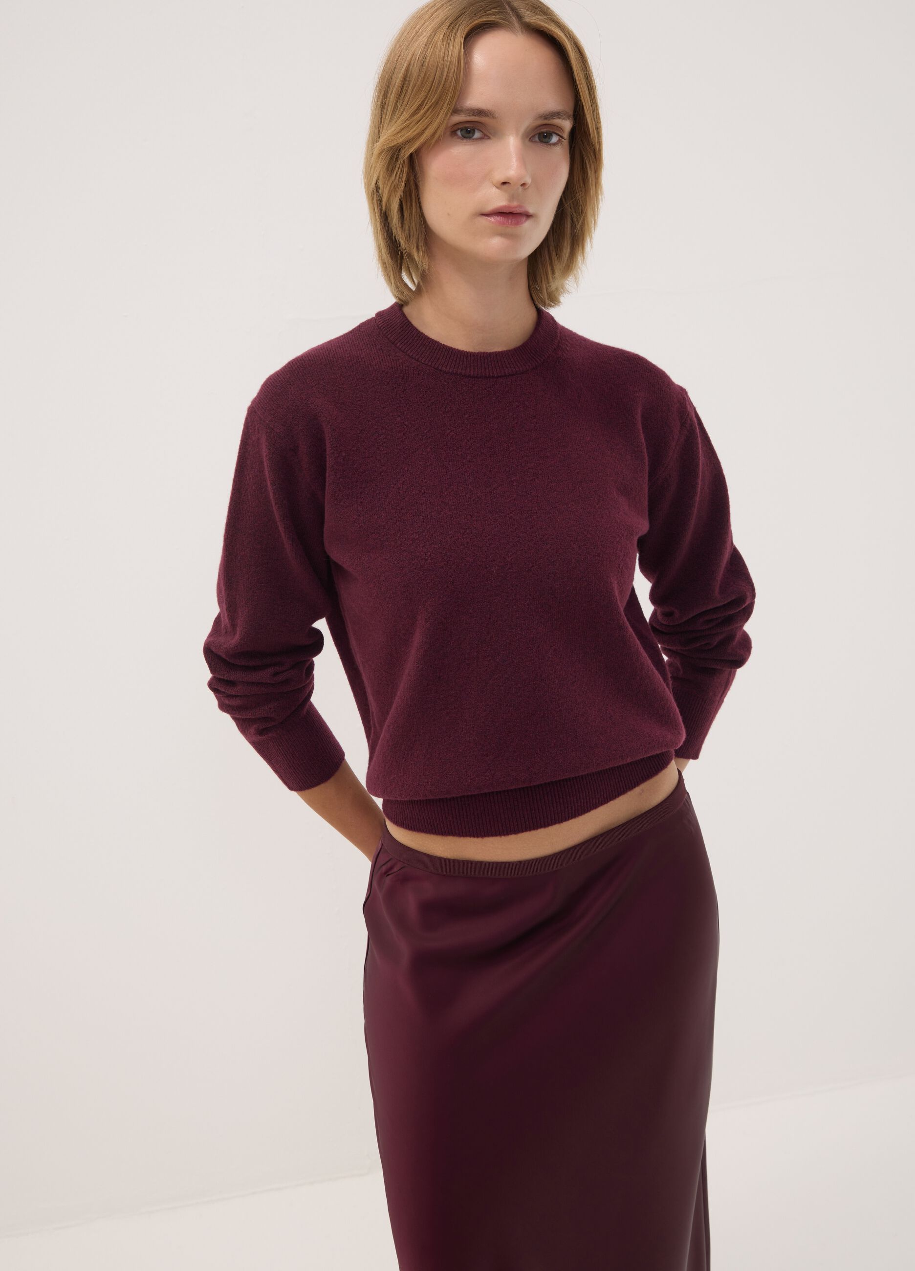 Maglia viola in lana elasticizzata a girocollo
