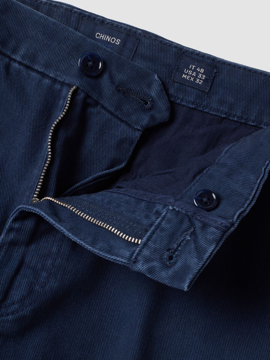 Pantaloni chino blu in puro cotone carrot fit_6