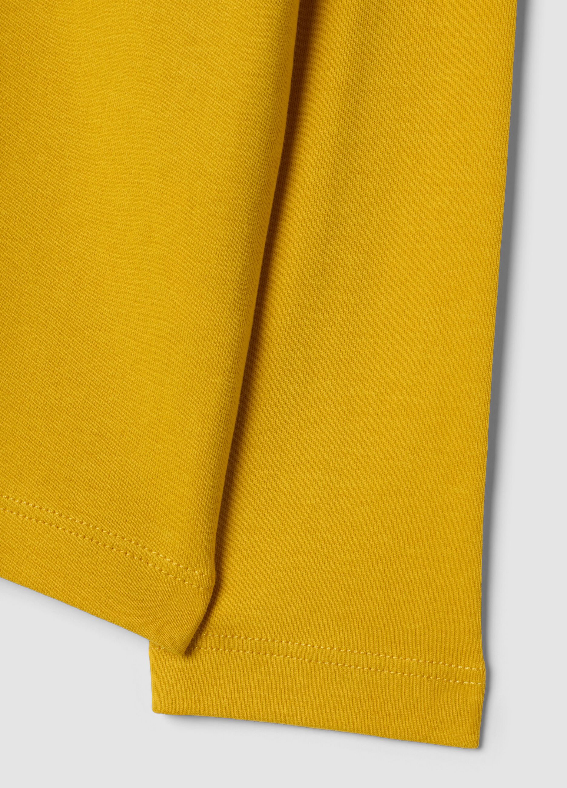 T-shirt gialla dolcevita in puro cotone organico