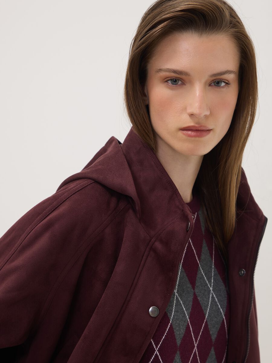 Parka viola con cappuccio e chiusura zip e bottoni_0